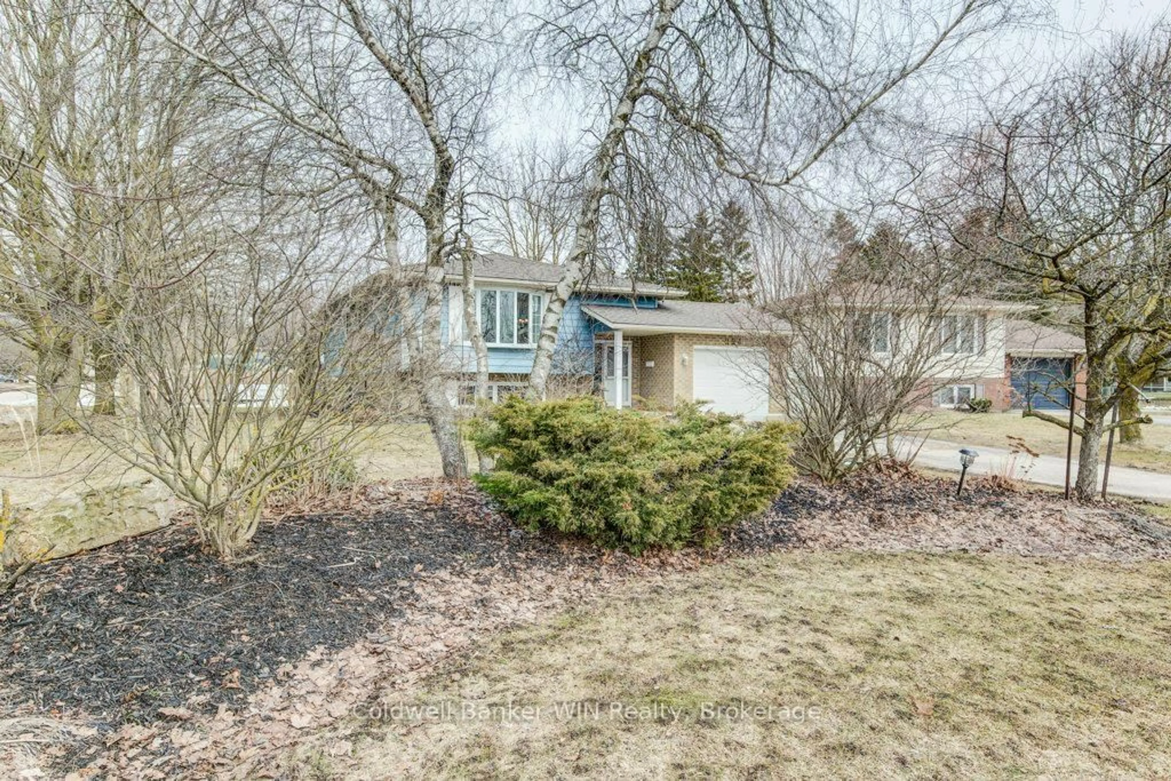 A pic from outside/outdoor area/front of a property/back of a property/a pic from drone, street for 294 Forest Glen Dr, Wellington North Ontario N0G 2L2