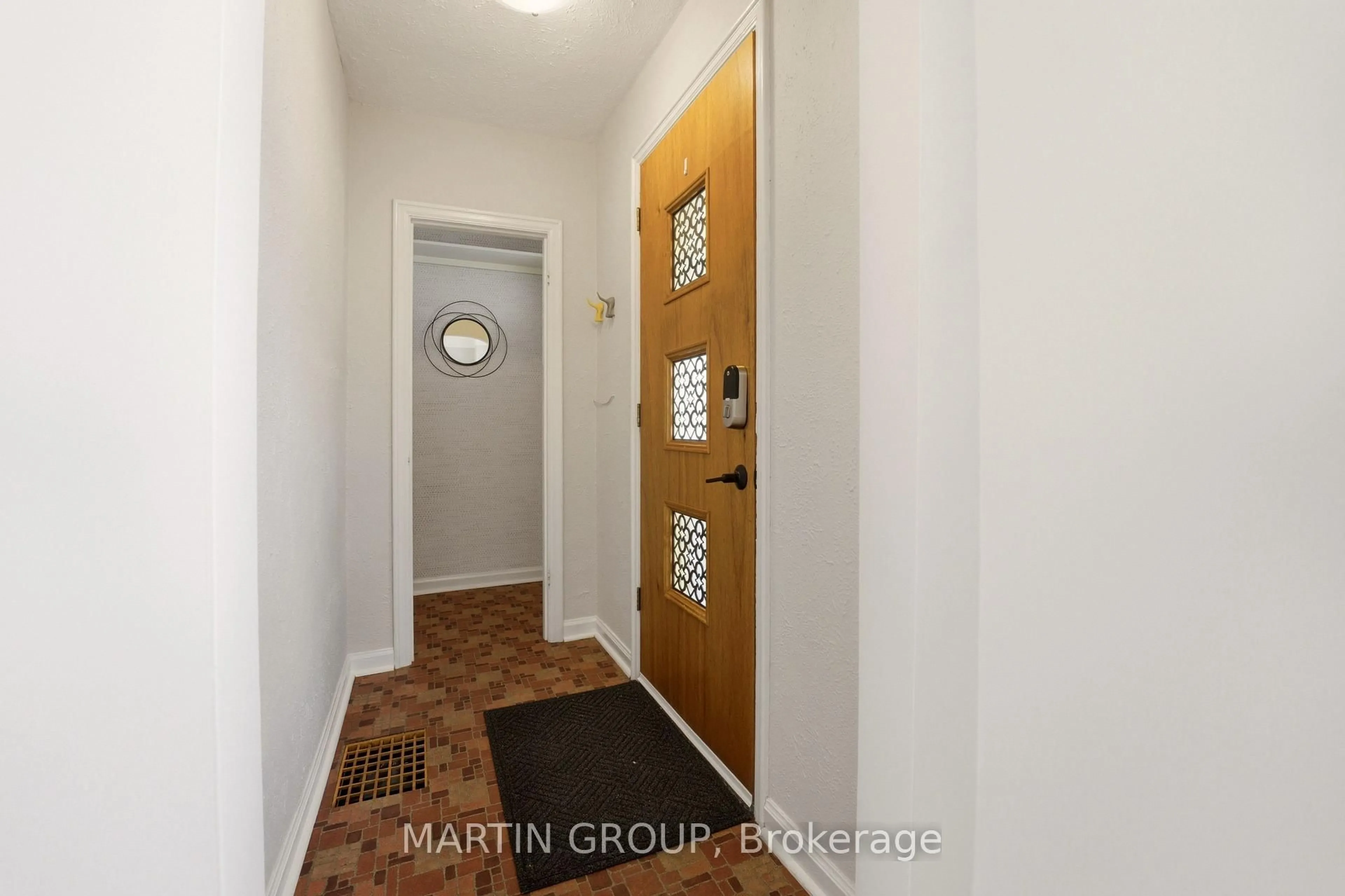 Indoor foyer for 151 Rodgers Rd, Hamilton Ontario L8K 3C1