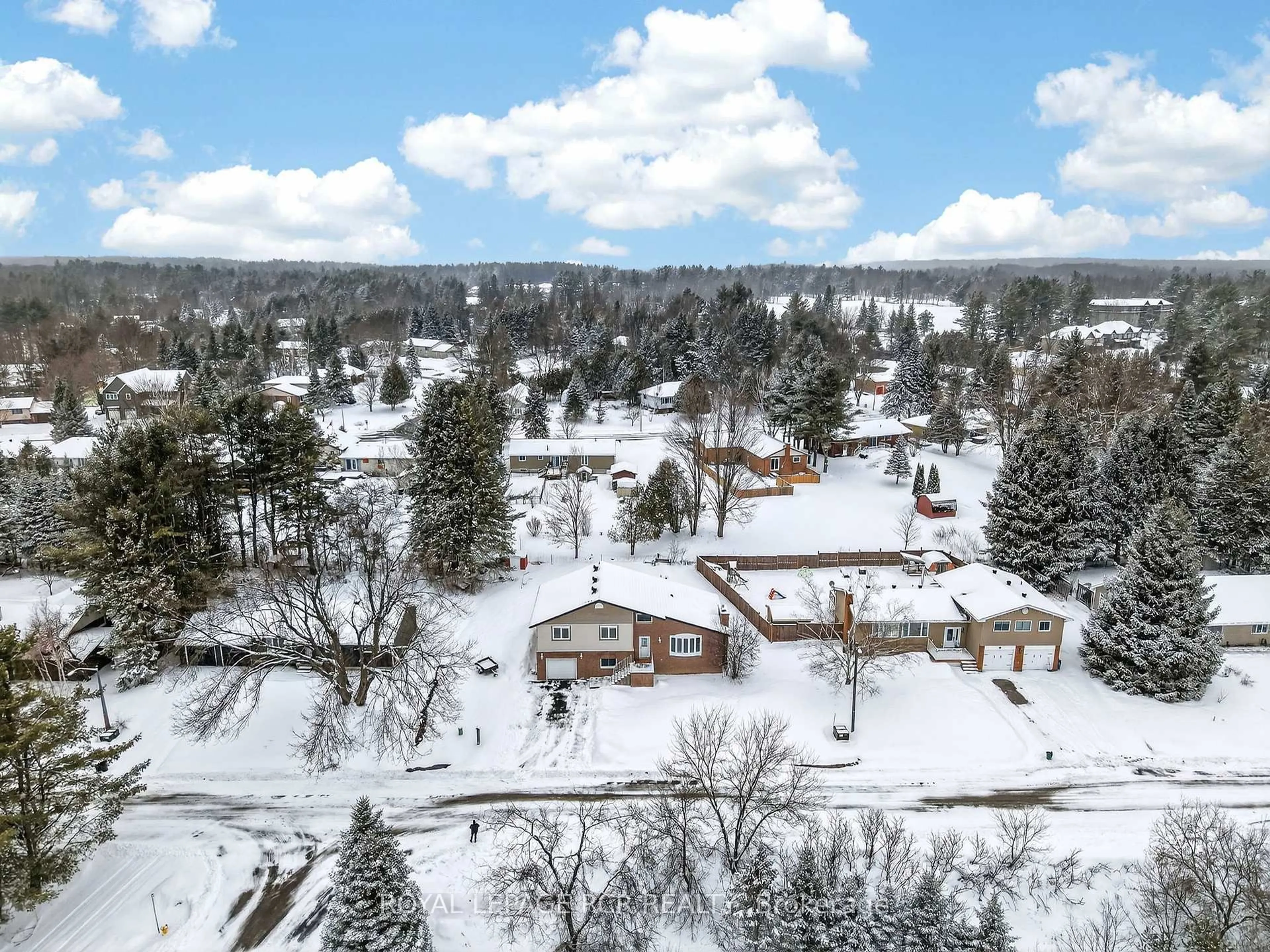 A pic from outside/outdoor area/front of a property/back of a property/a pic from drone, mountain view for 18 Westvale Dr, Bracebridge Ontario P1L 1B5
