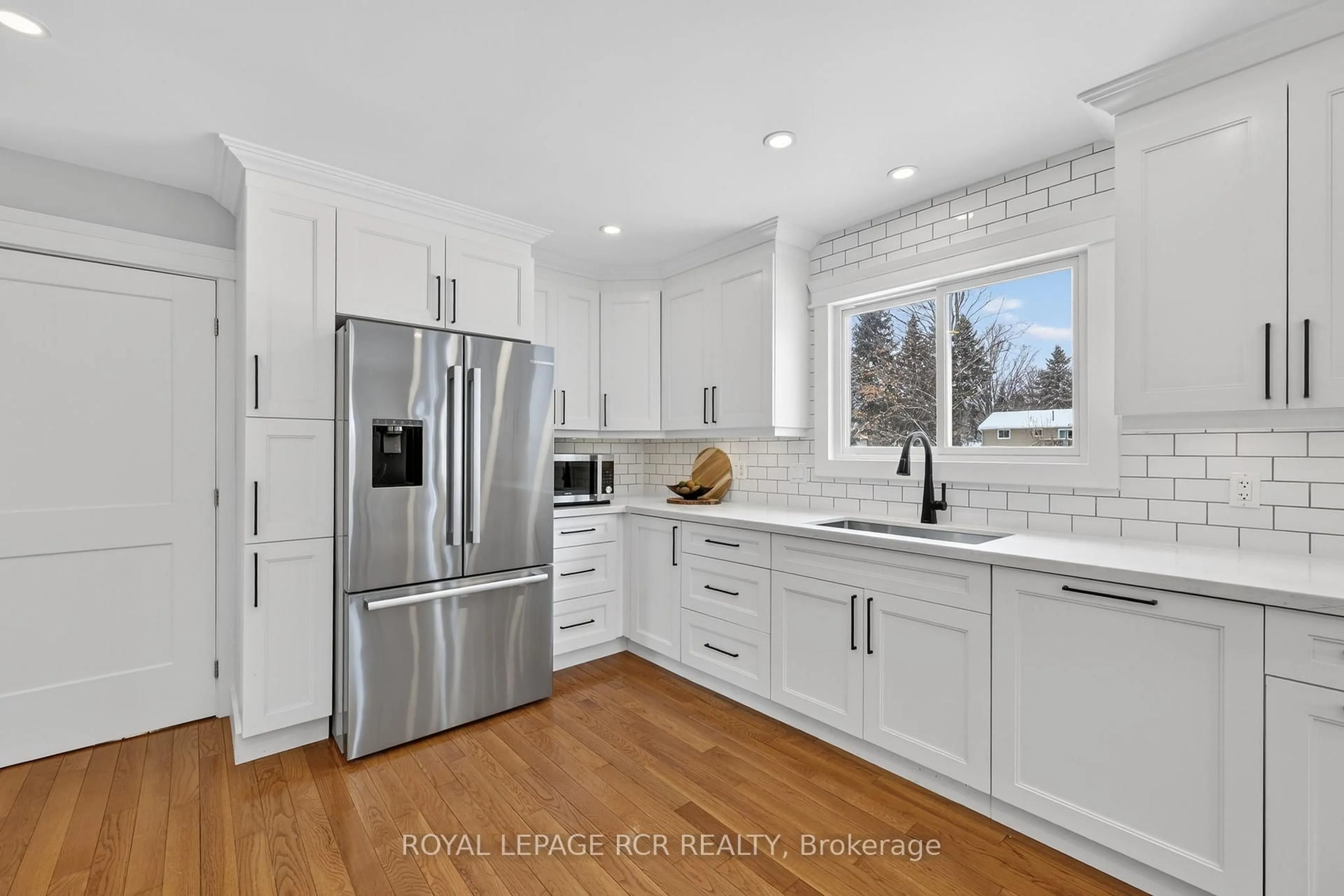 Open concept kitchen, ceramic/tile floor for 18 Westvale Dr, Bracebridge Ontario P1L 1B5