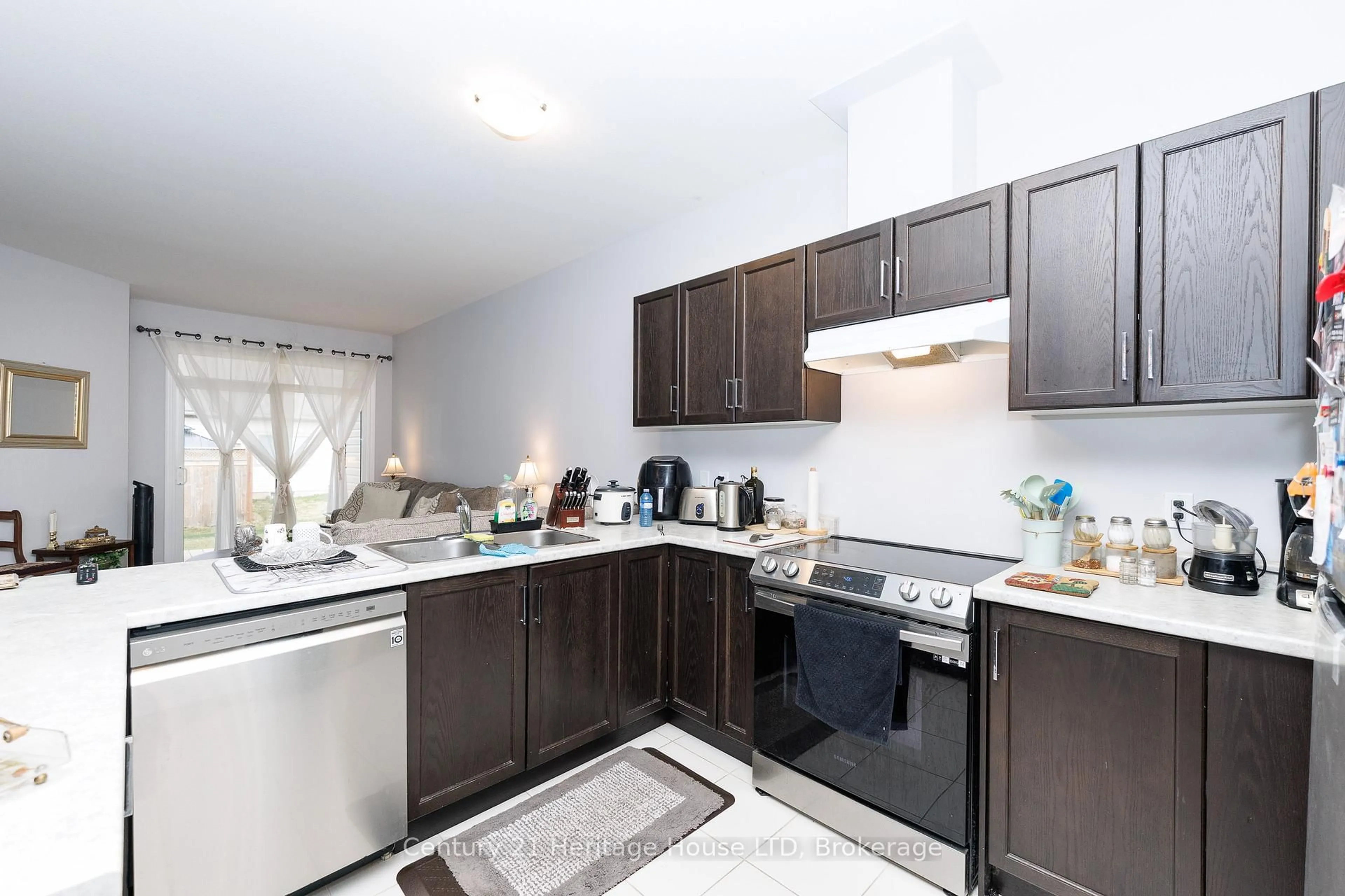 Standard kitchen, wood/laminate floor for 397 Hummel Cres, Fort Erie Ontario L2A 0E8