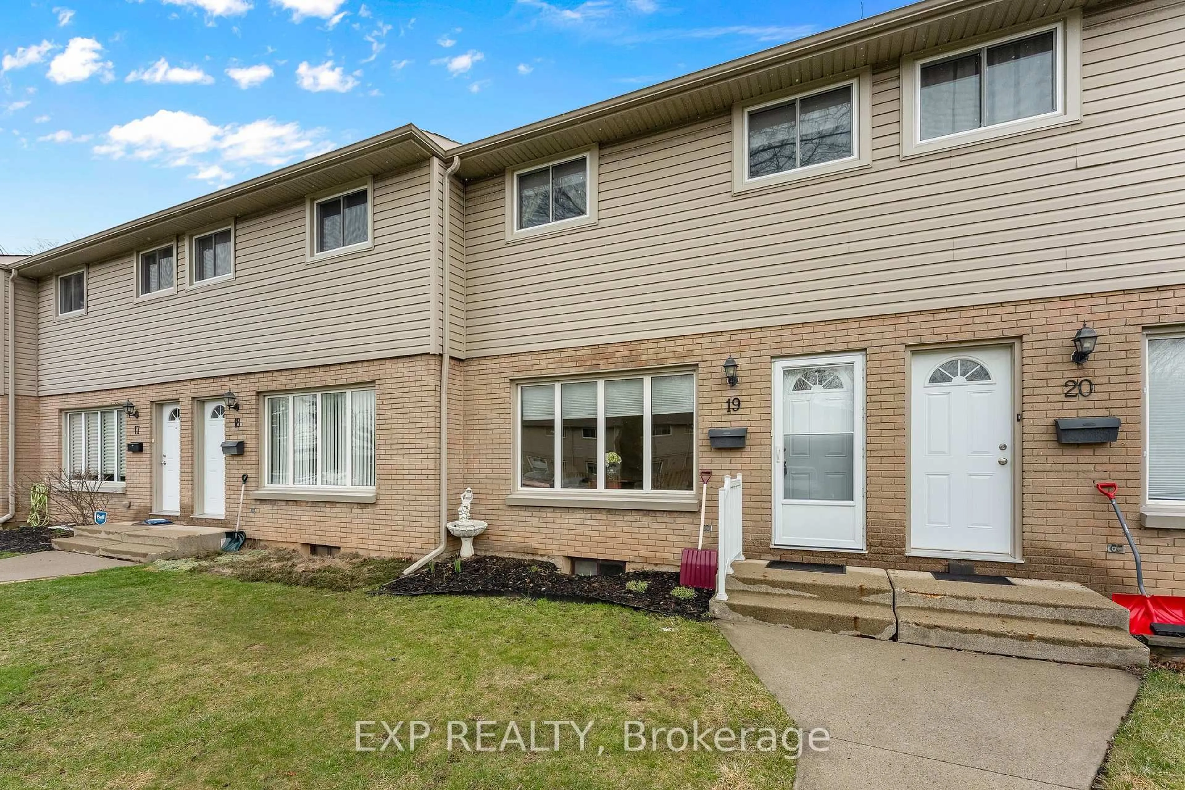 Home with vinyl exterior material, street for 4215 Meadowvale Dr #19, Niagara Falls Ontario L2E 5W8