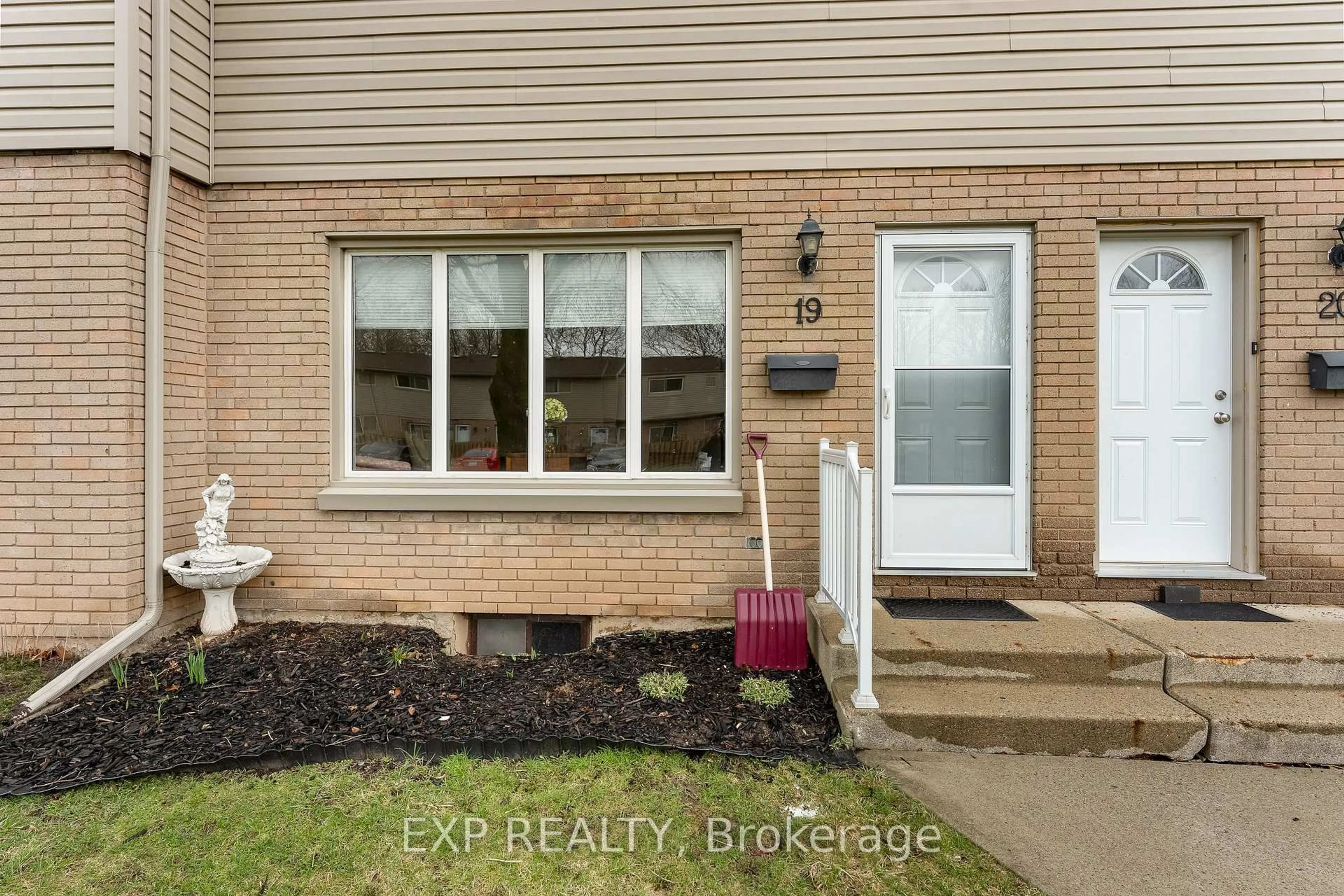 Indoor entryway for 4215 Meadowvale Dr #19, Niagara Falls Ontario L2E 5W8