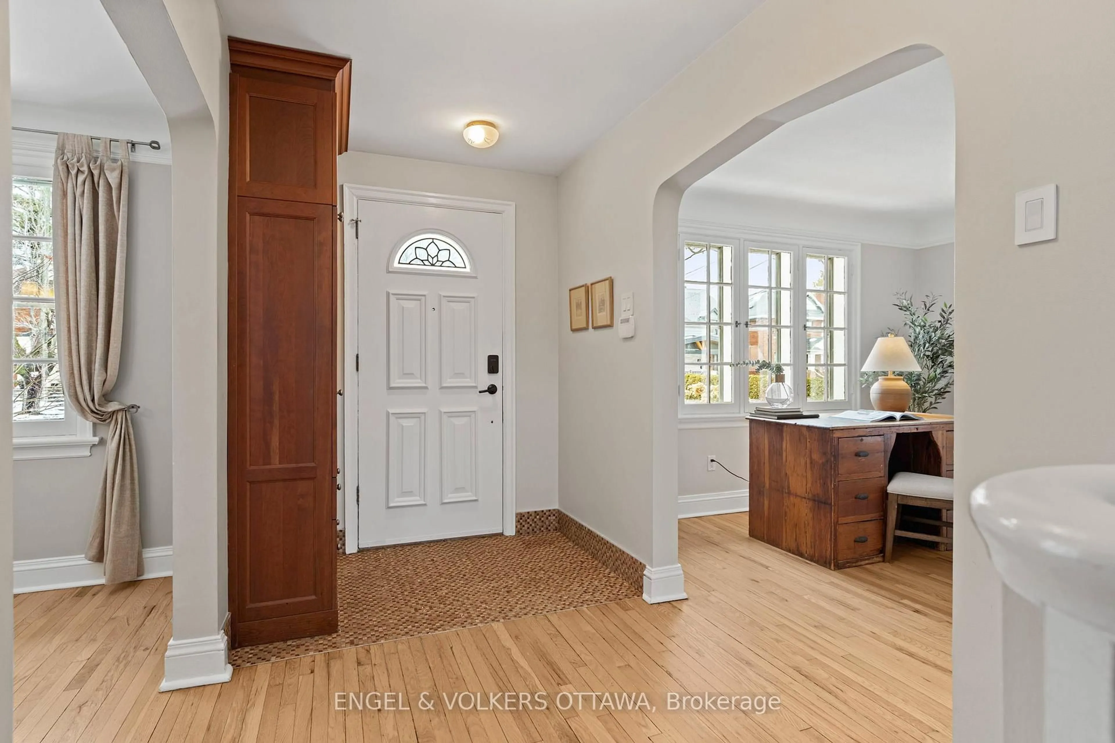 Indoor entryway for 96 Helena St, Ottawa Ontario K1Y 3N1