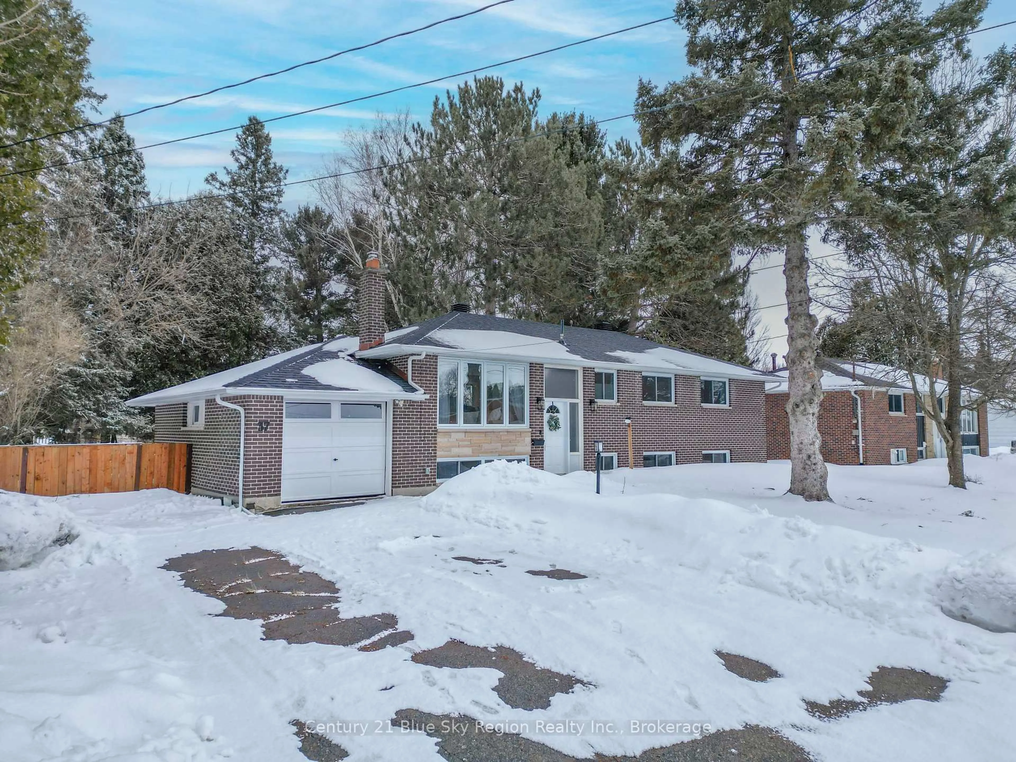 A pic from outside/outdoor area/front of a property/back of a property/a pic from drone, street for 37 Superior Cres, North Bay Ontario P1A 2V9