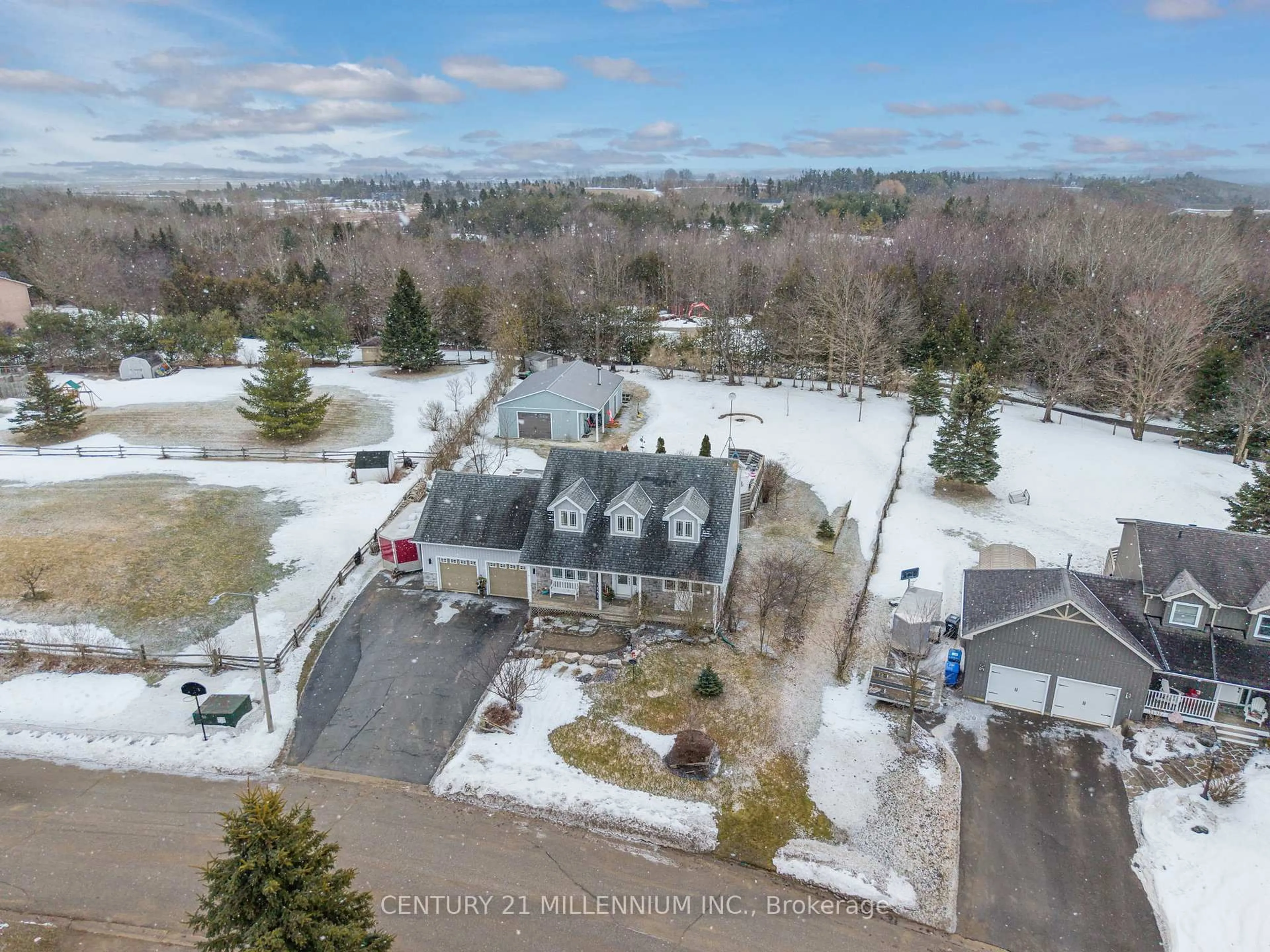 A pic from outside/outdoor area/front of a property/back of a property/a pic from drone, unknown for 44 St John St, Amaranth Ontario L0N 1G0
