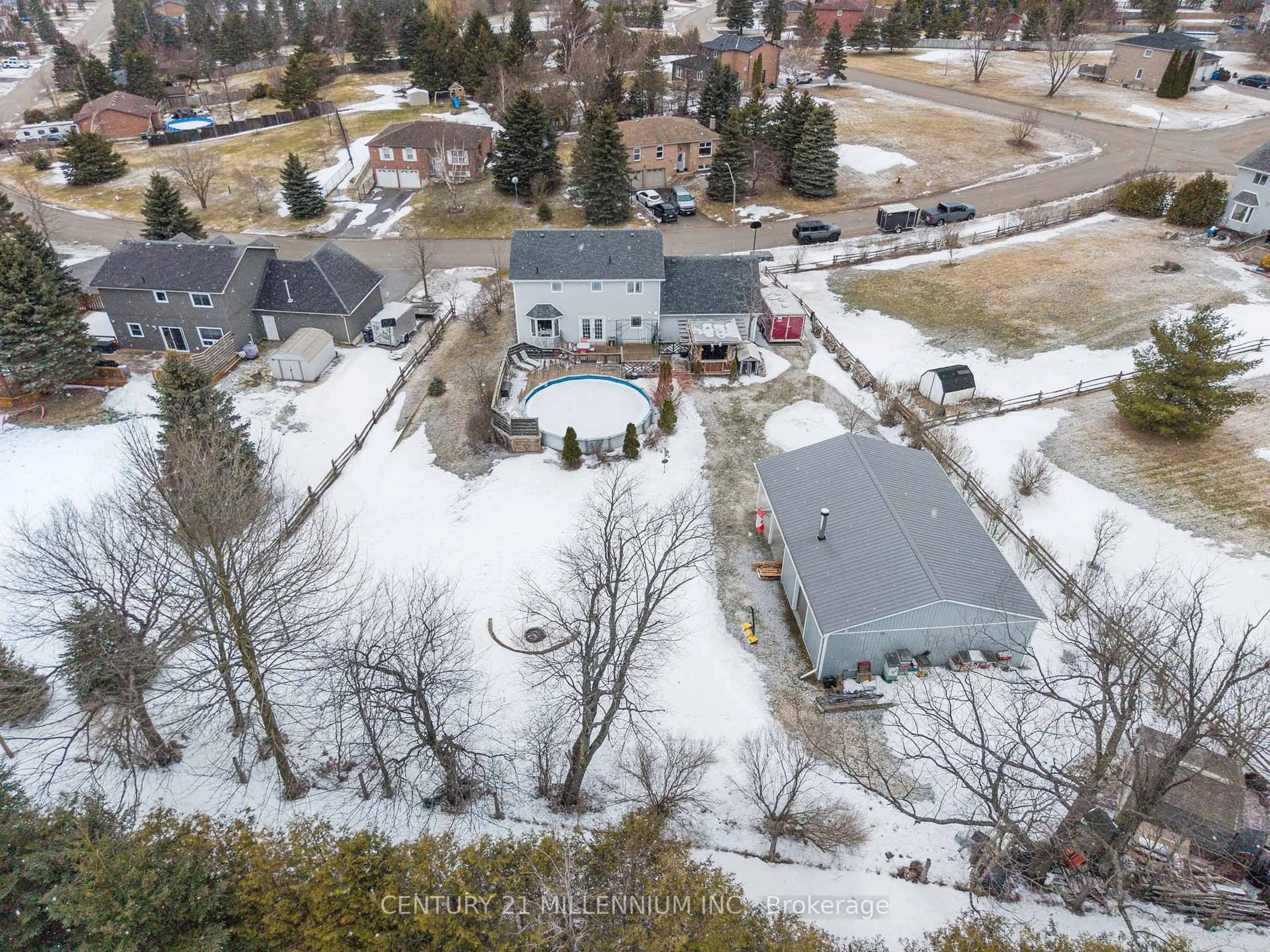 A pic from outside/outdoor area/front of a property/back of a property/a pic from drone, street for 44 St John St, Amaranth Ontario L0N 1G0