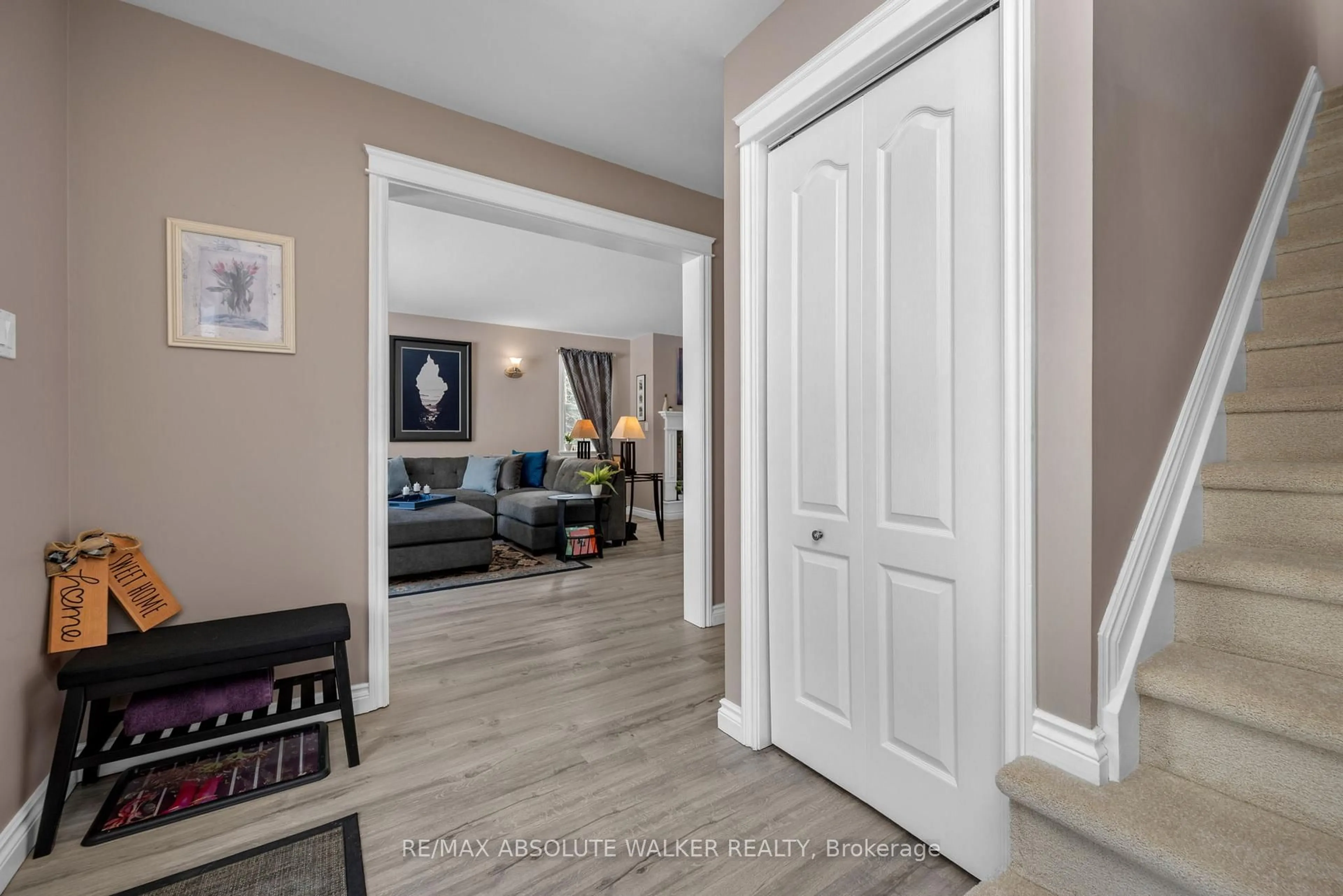 Indoor entryway for 184 Charmont Way, Ottawa Ontario K0A 3M0