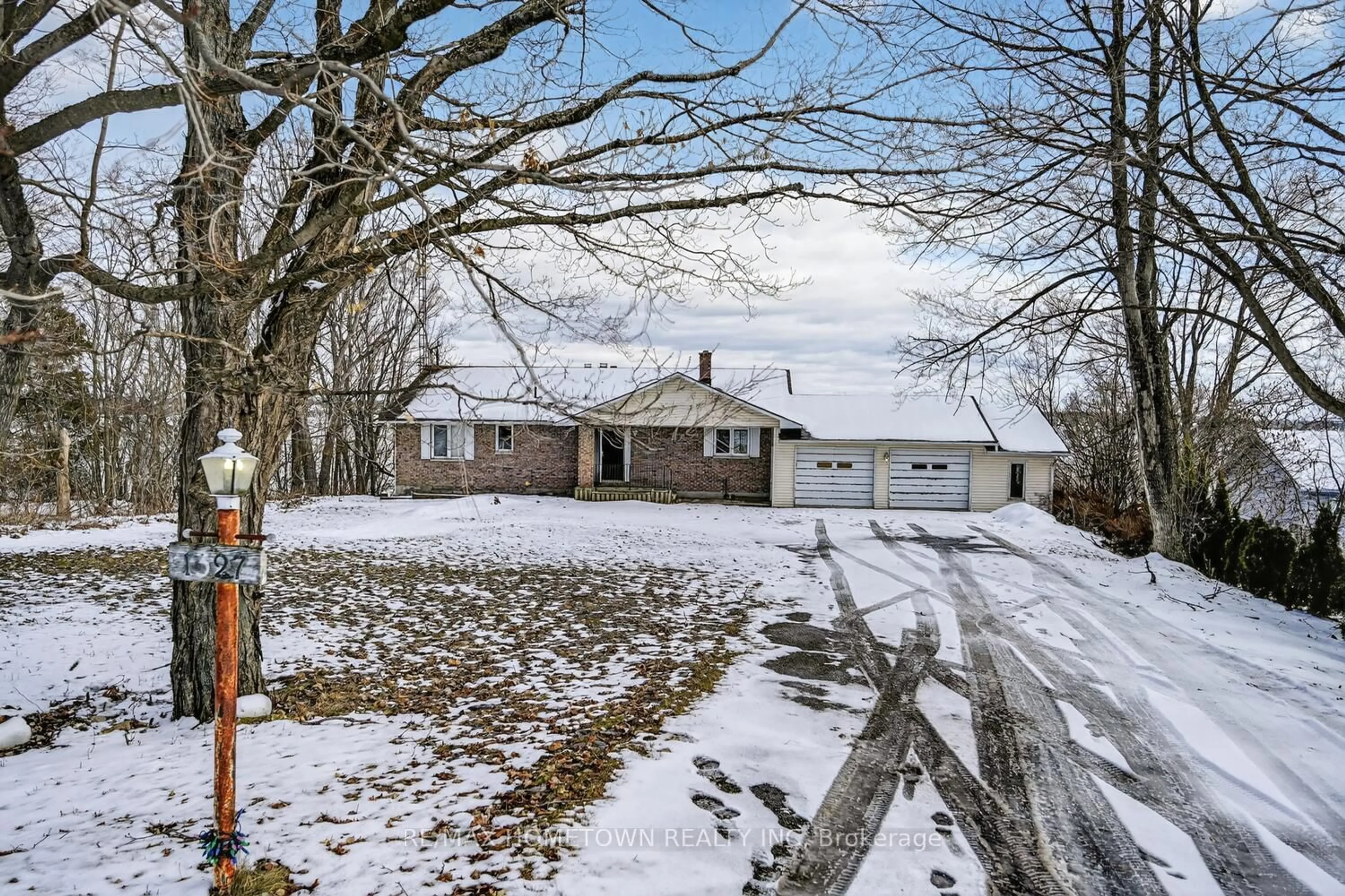 A pic from outside/outdoor area/front of a property/back of a property/a pic from drone, street for 1327 1000 Islands Pkwy, Front of Yonge Ontario K0E 1R0