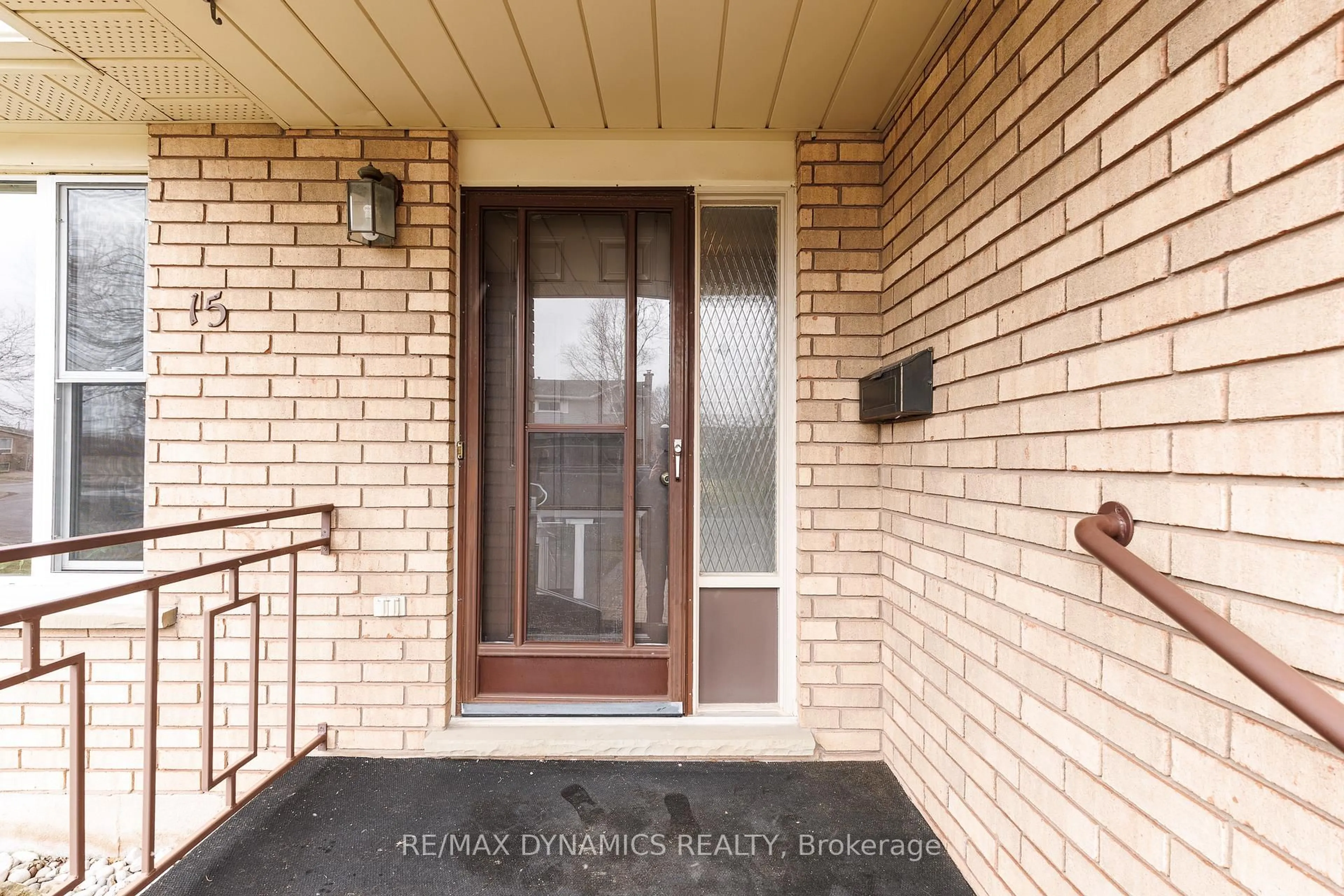 Indoor entryway for 15 Rollins Dr, Welland Ontario L3C 6Z7