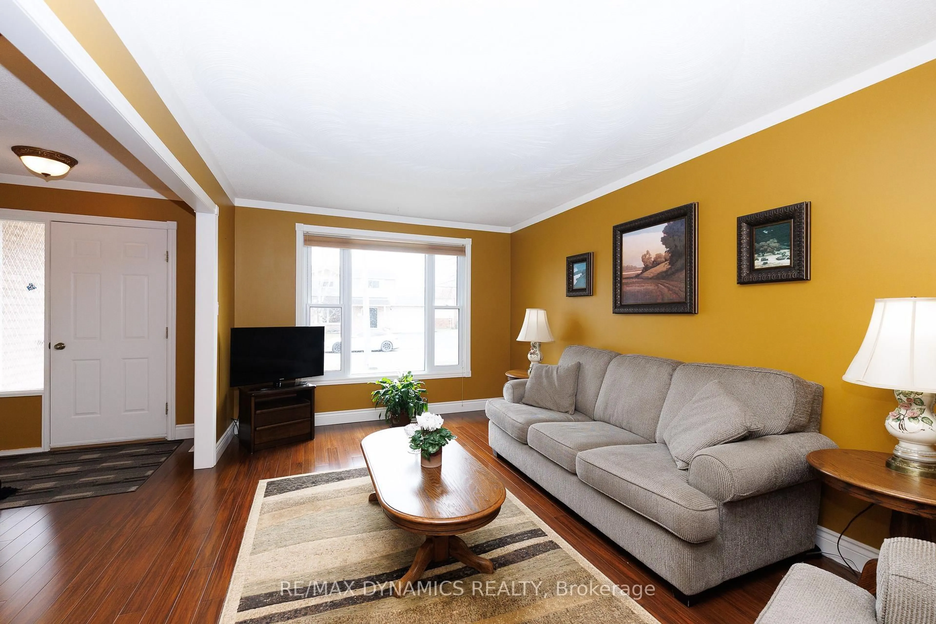 Living room with furniture, wood/laminate floor for 15 Rollins Dr, Welland Ontario L3C 6Z7