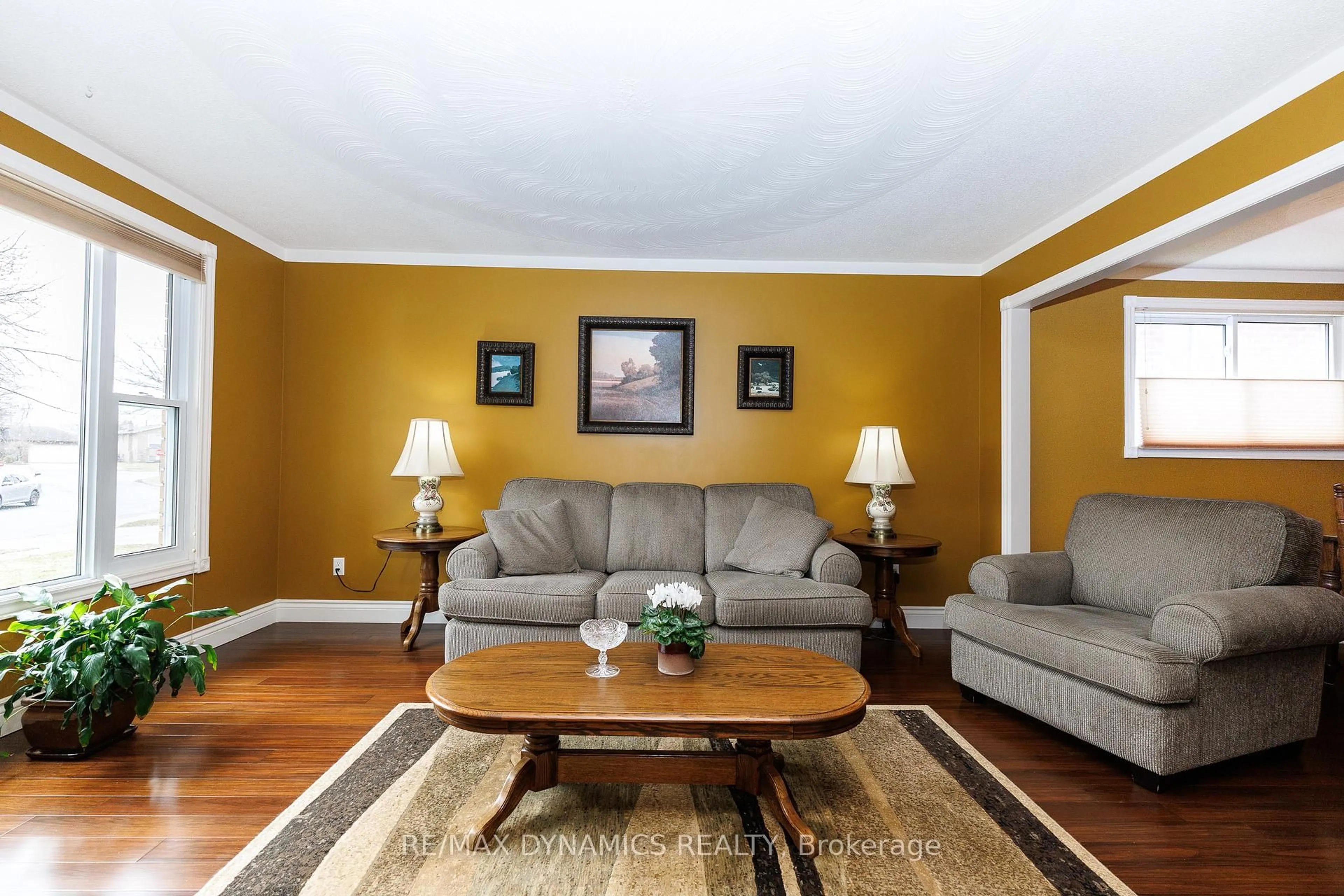 Living room with furniture, wood/laminate floor for 15 Rollins Dr, Welland Ontario L3C 6Z7