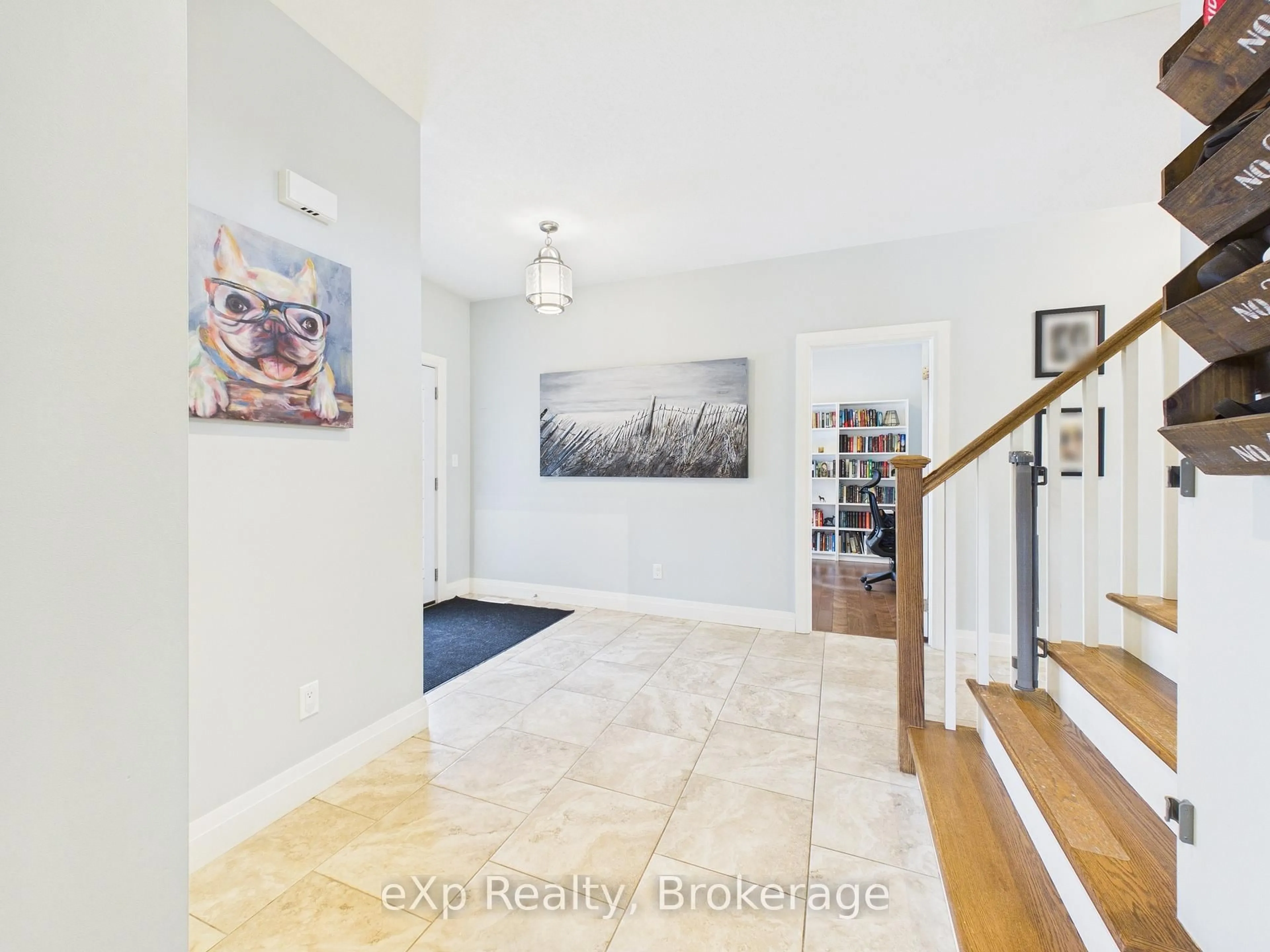 Indoor entryway for 561 Louisa St, Saugeen Shores Ontario N0H 2L0