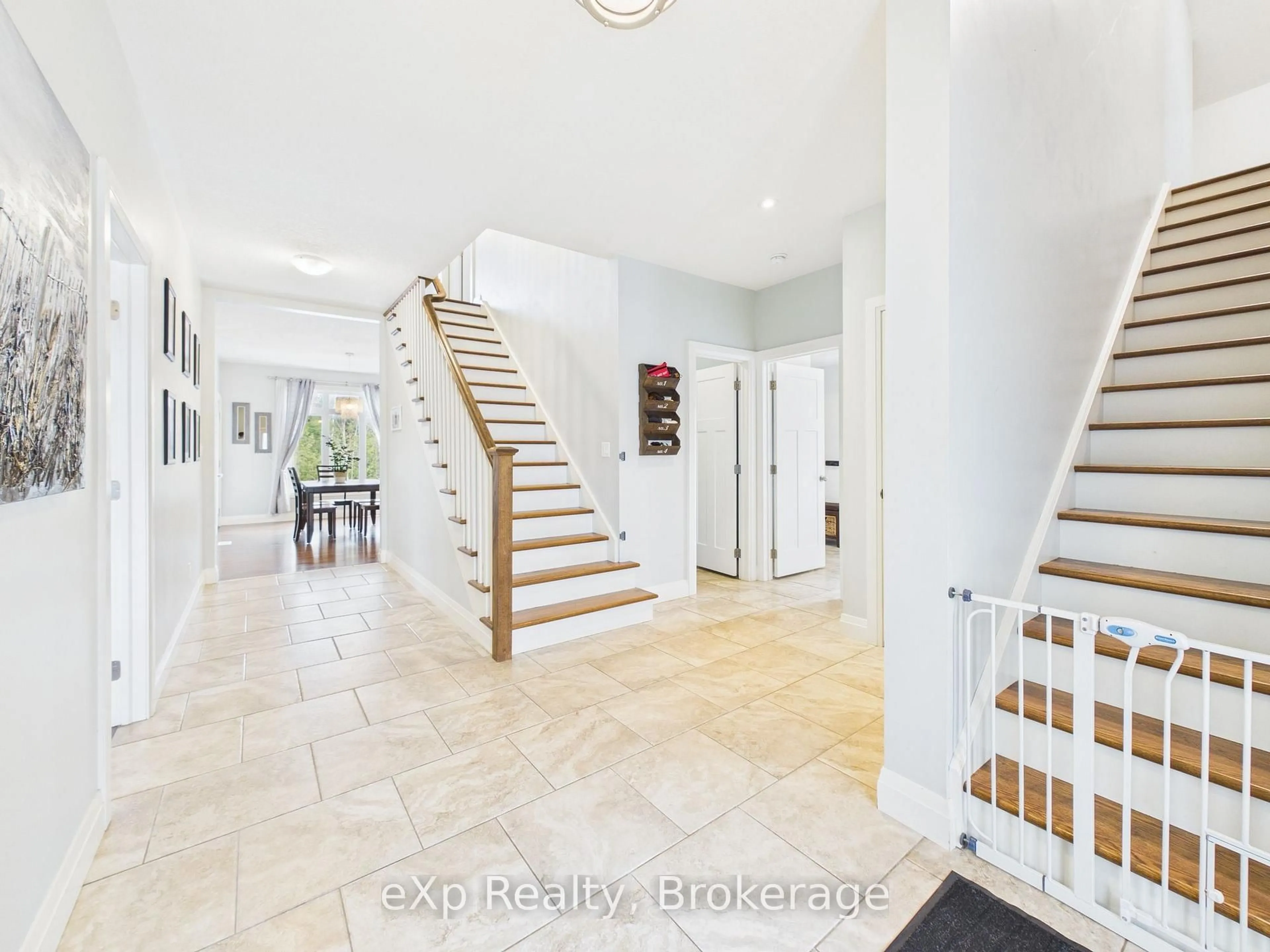 Indoor entryway for 561 Louisa St, Saugeen Shores Ontario N0H 2L0