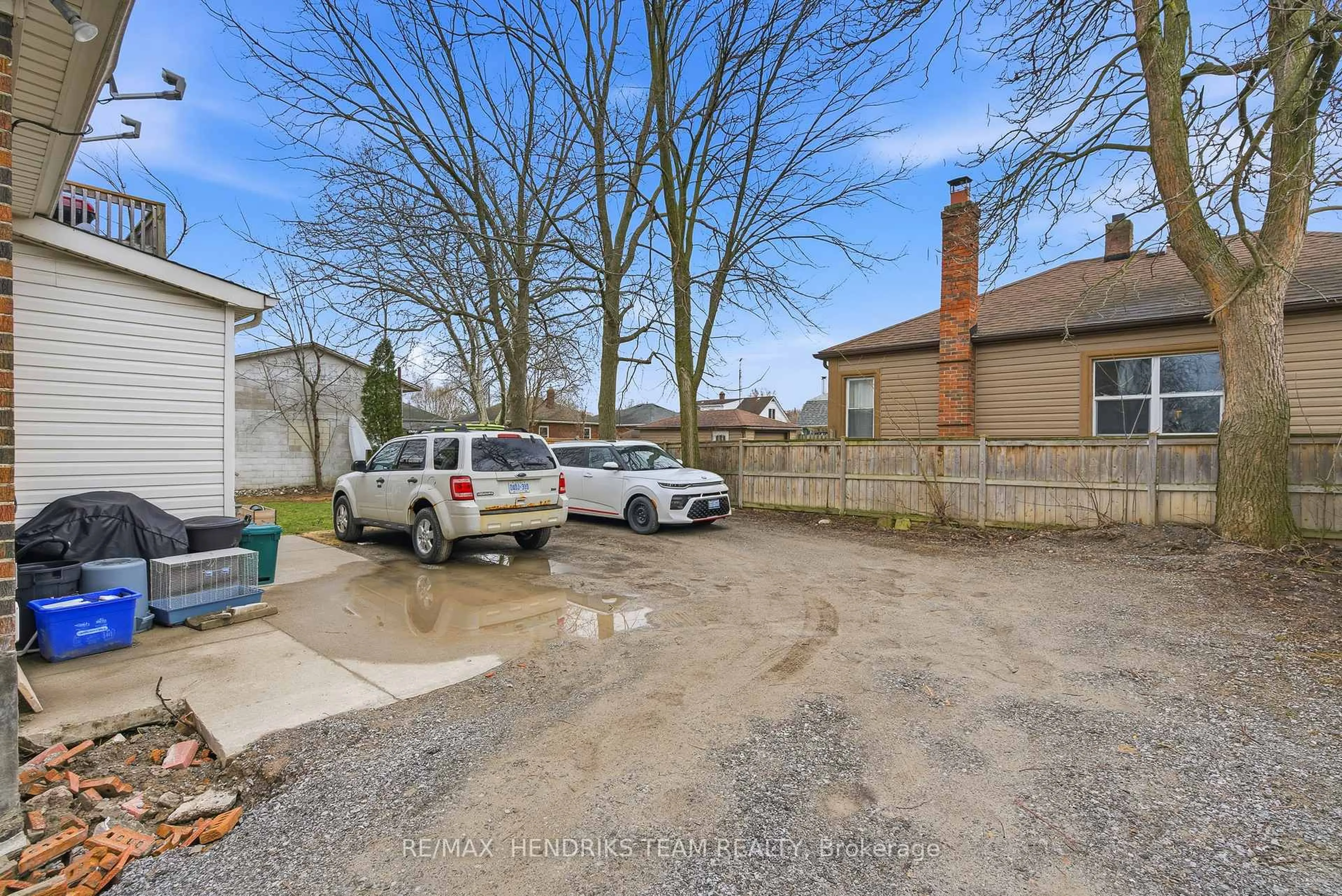 A pic from outside/outdoor area/front of a property/back of a property/a pic from drone, street for 140 Eastchester Ave, St. Catharines Ontario L2P 2Z4
