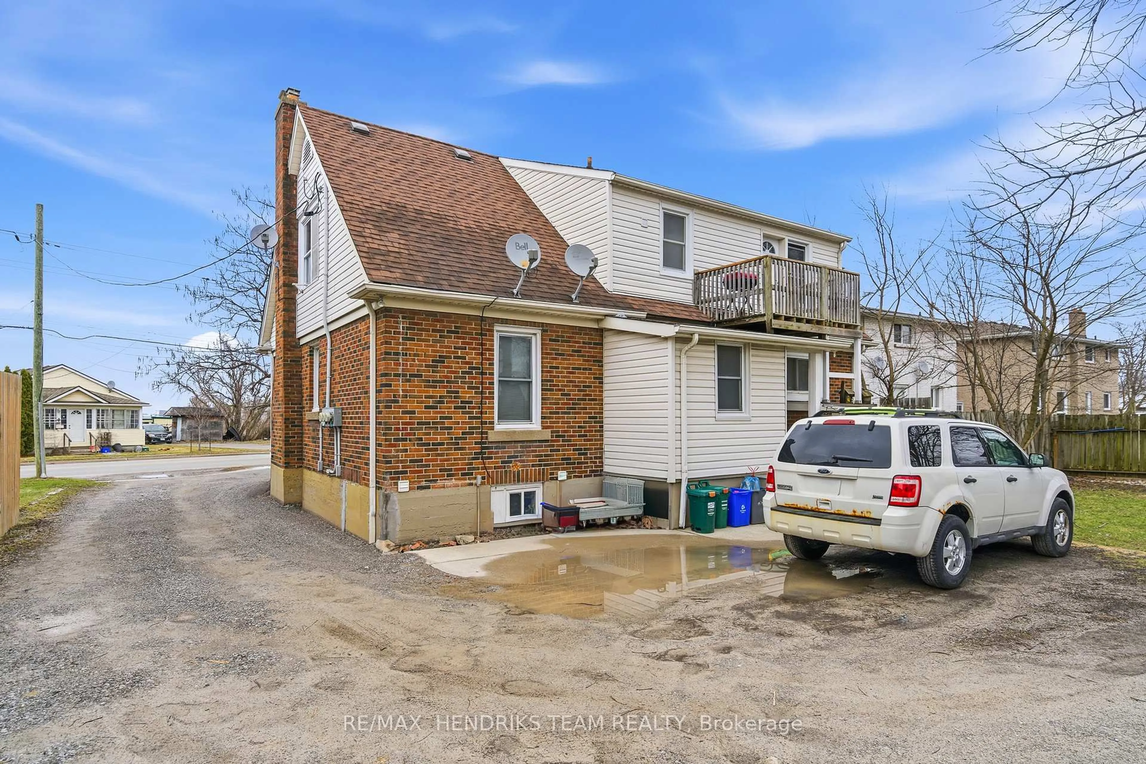 A pic from outside/outdoor area/front of a property/back of a property/a pic from drone, street for 140 Eastchester Ave, St. Catharines Ontario L2P 2Z4