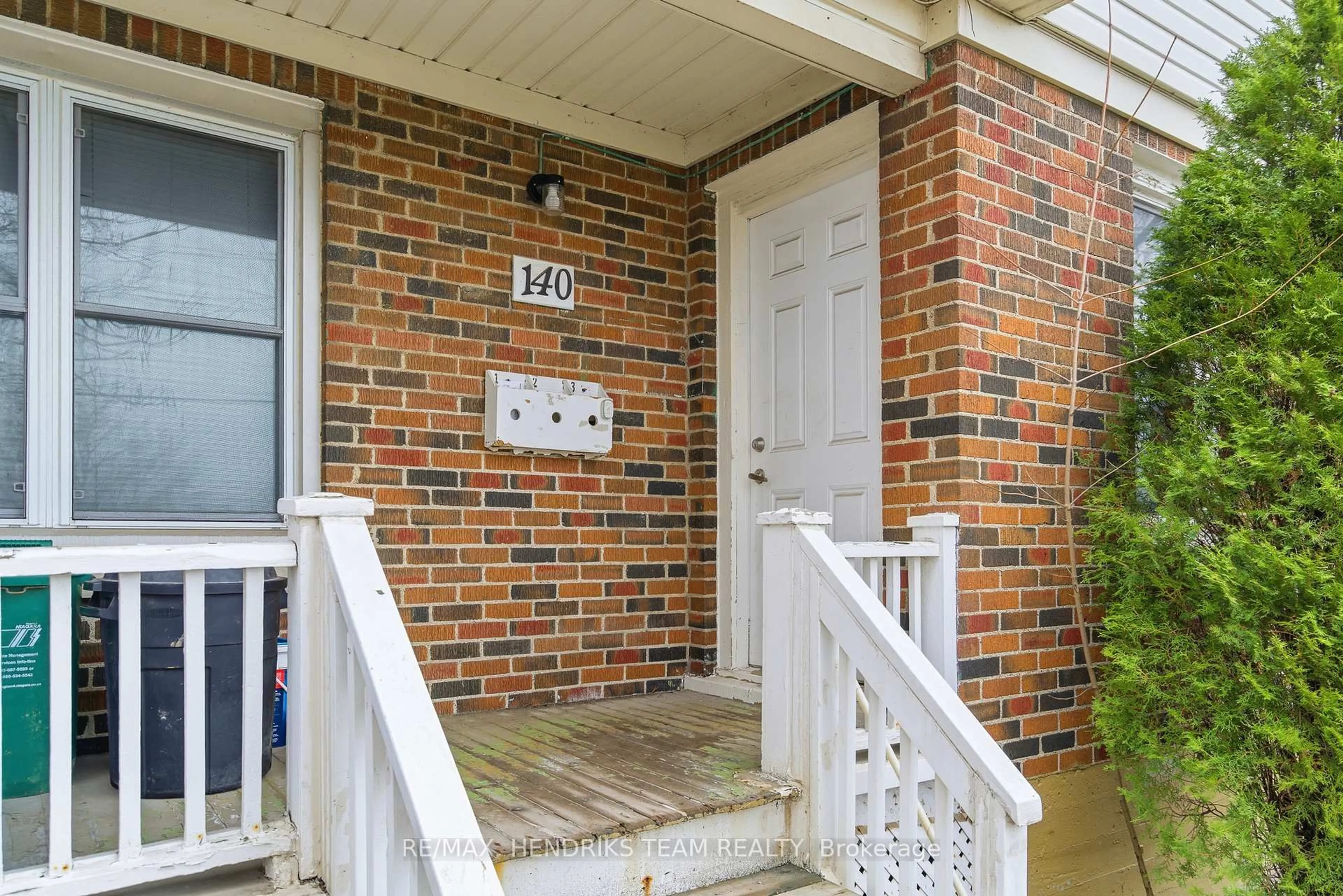Indoor entryway for 140 Eastchester Ave, St. Catharines Ontario L2P 2Z4