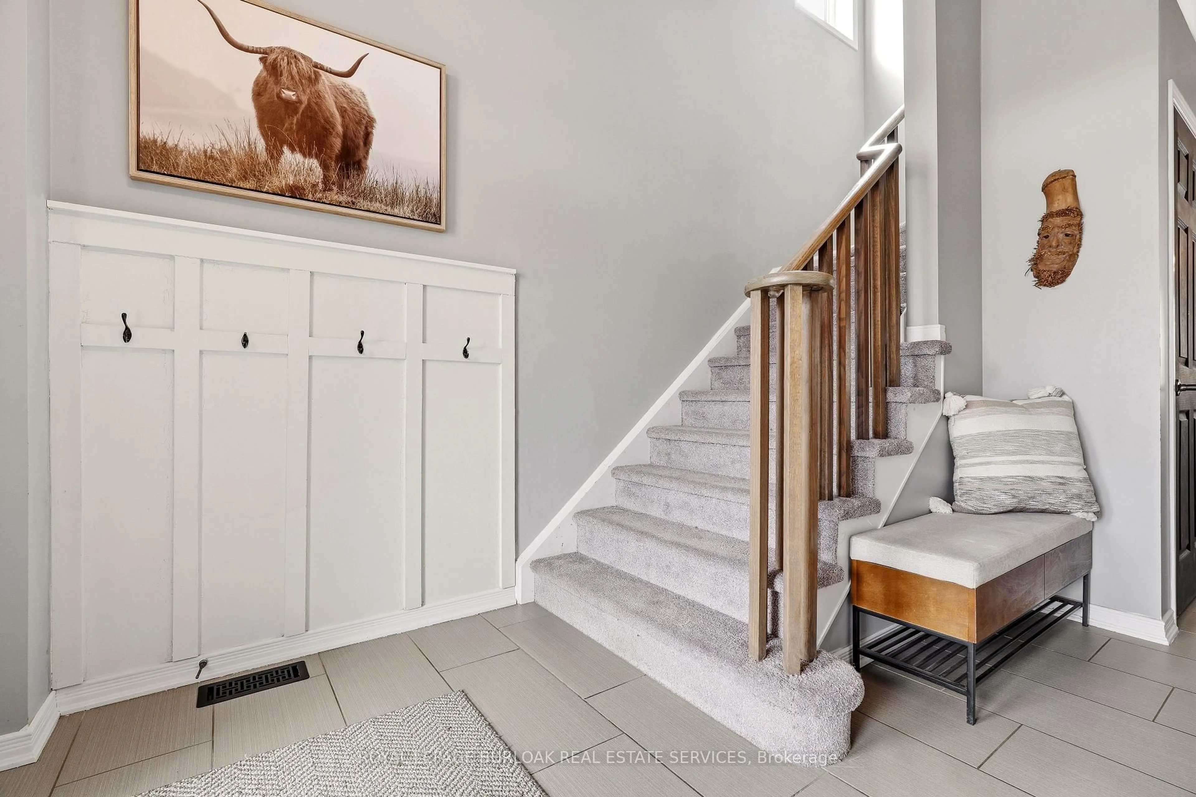 Indoor entryway for 105 Larry Cres, Haldimand Ontario N3W 0B2