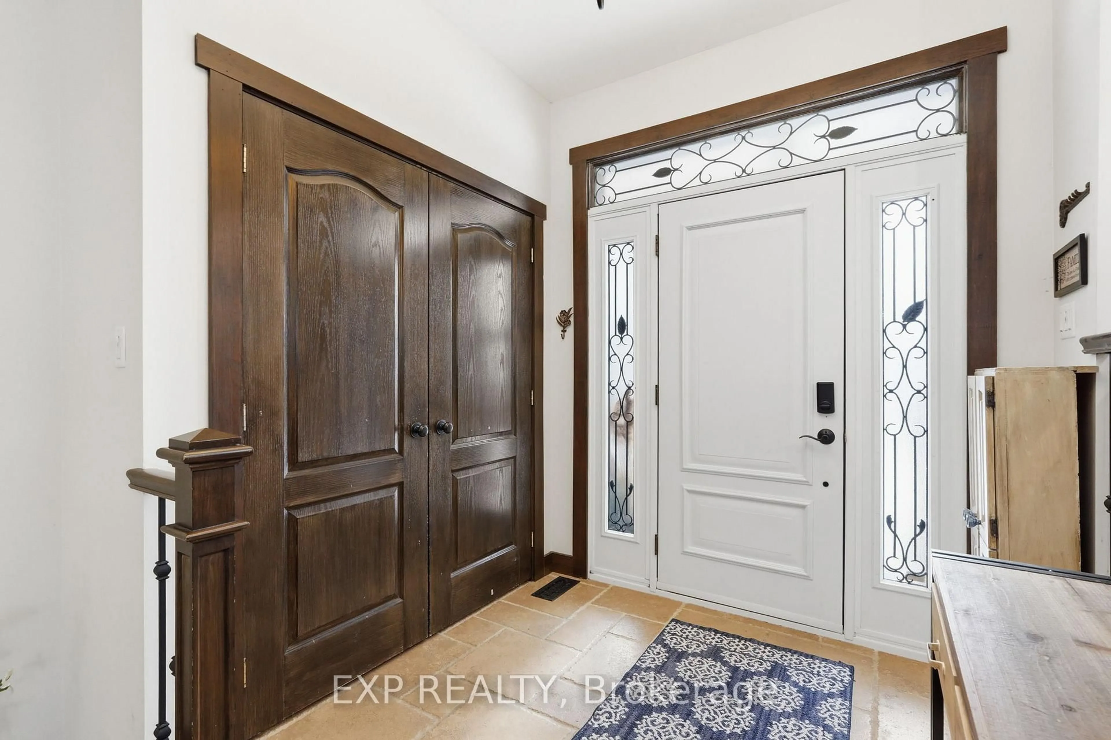 Indoor entryway for 1105 Vinette Rd, Clarence-Rockland Ontario K0A 1N0