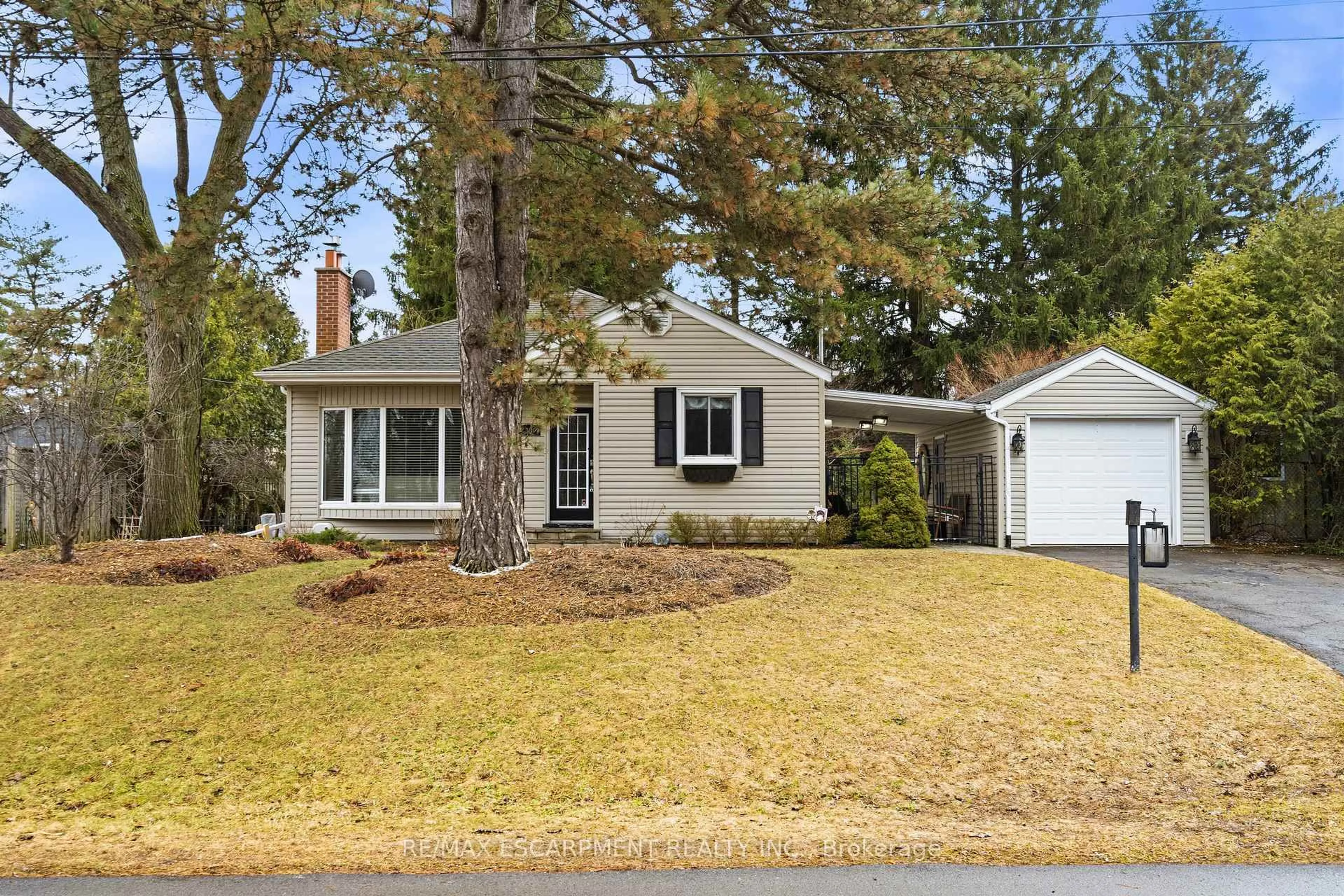 Home with vinyl exterior material, street for 38 Parker Ave, Hamilton Ontario L9G 1A7