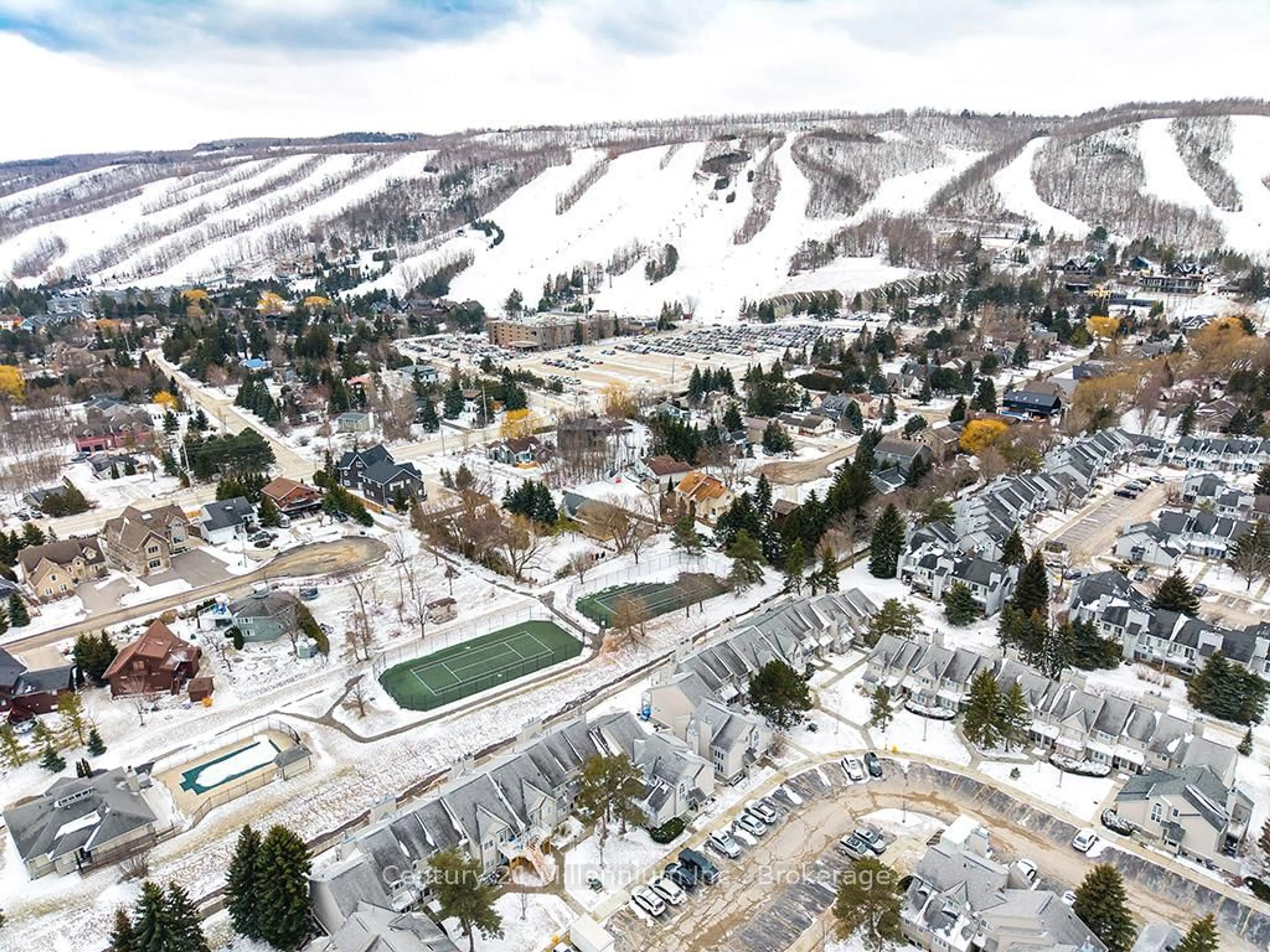 A pic from outside/outdoor area/front of a property/back of a property/a pic from drone, mountain view for 162 Settlers Way #20, Blue Mountains Ontario L9Y 3Z2