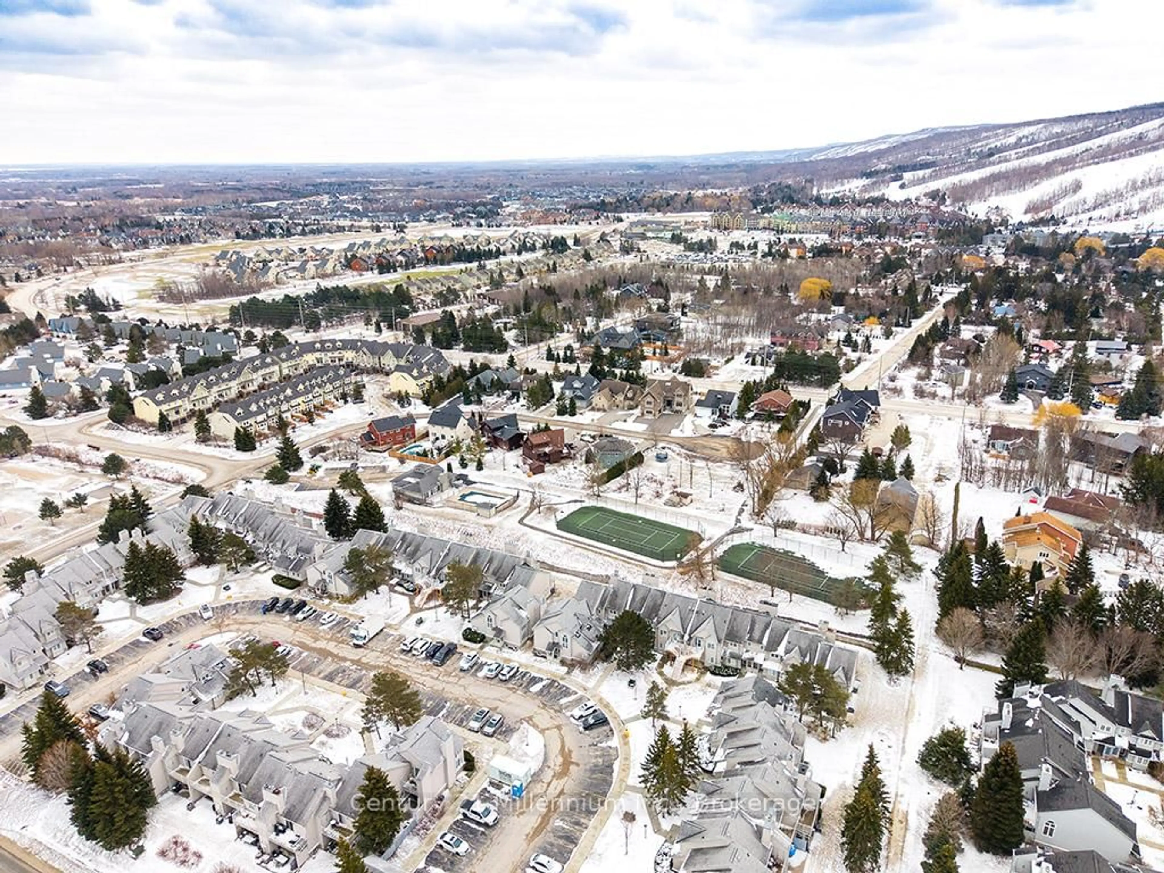 A pic from outside/outdoor area/front of a property/back of a property/a pic from drone, unknown for 162 Settlers Way #20, Blue Mountains Ontario L9Y 3Z2