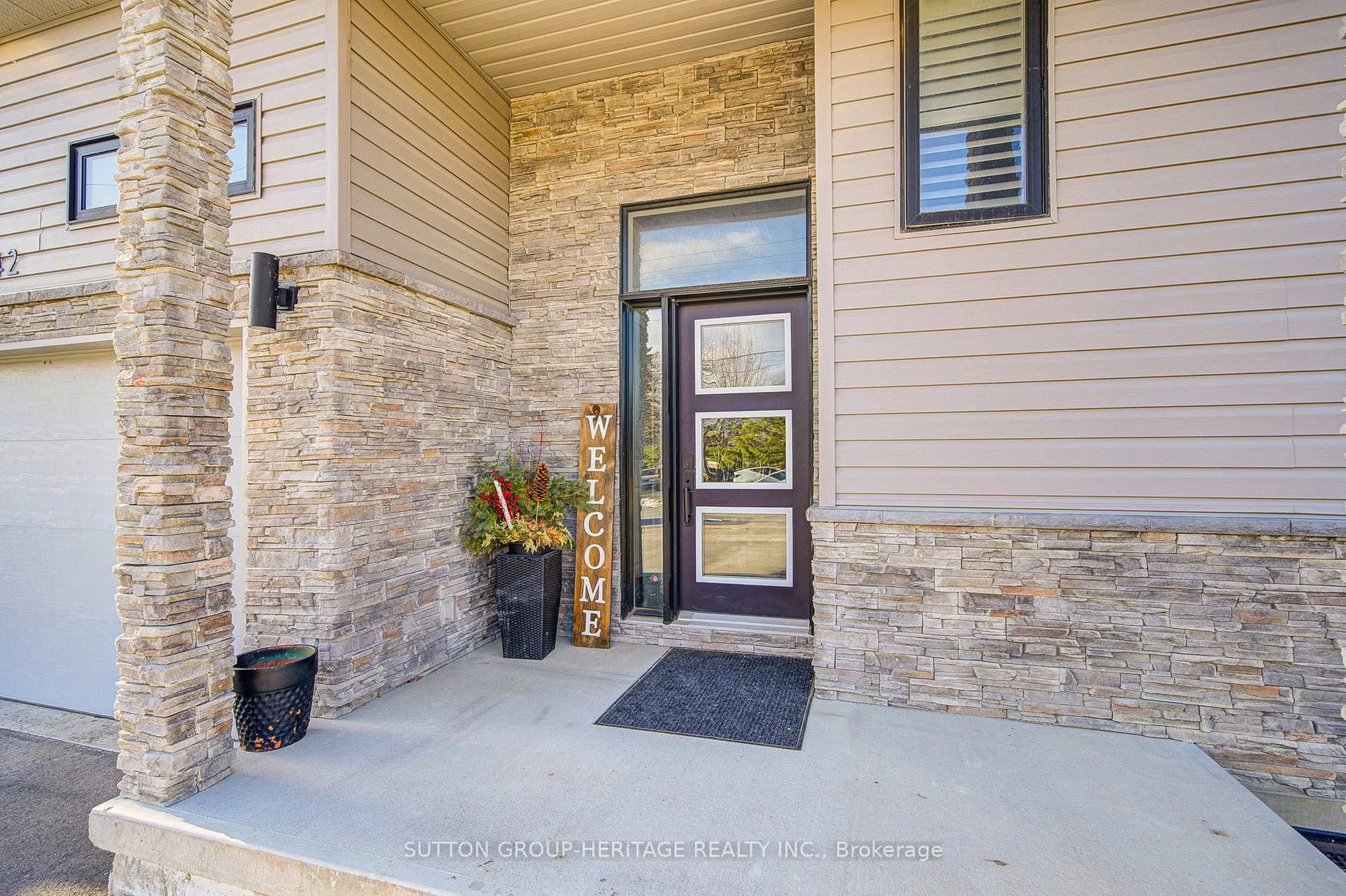 Indoor entryway for 42 McFarland Dr, Belleville Ontario K8N 2X2