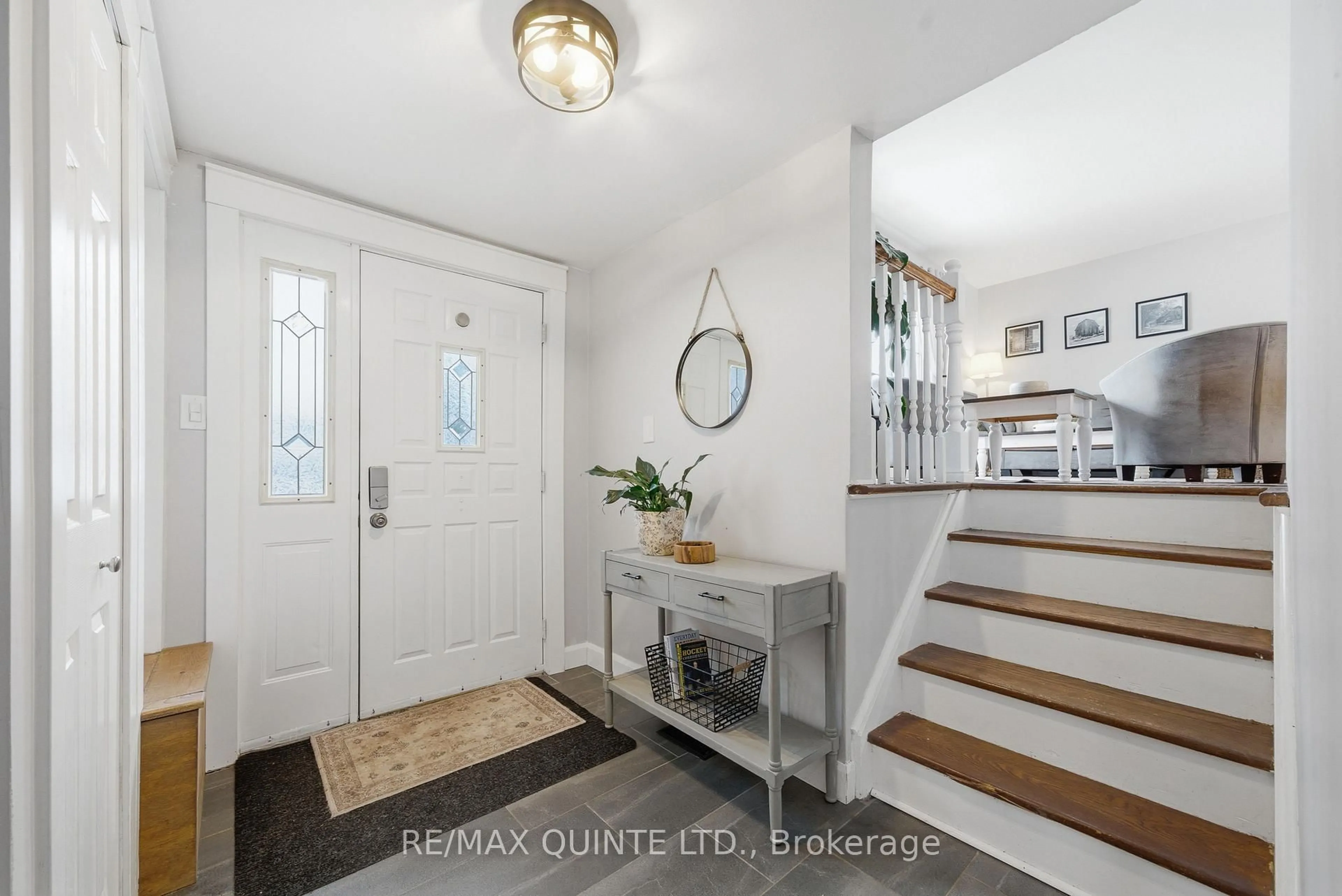 Indoor entryway for 26 Applewood Dr, Belleville Ontario K8P 4E2