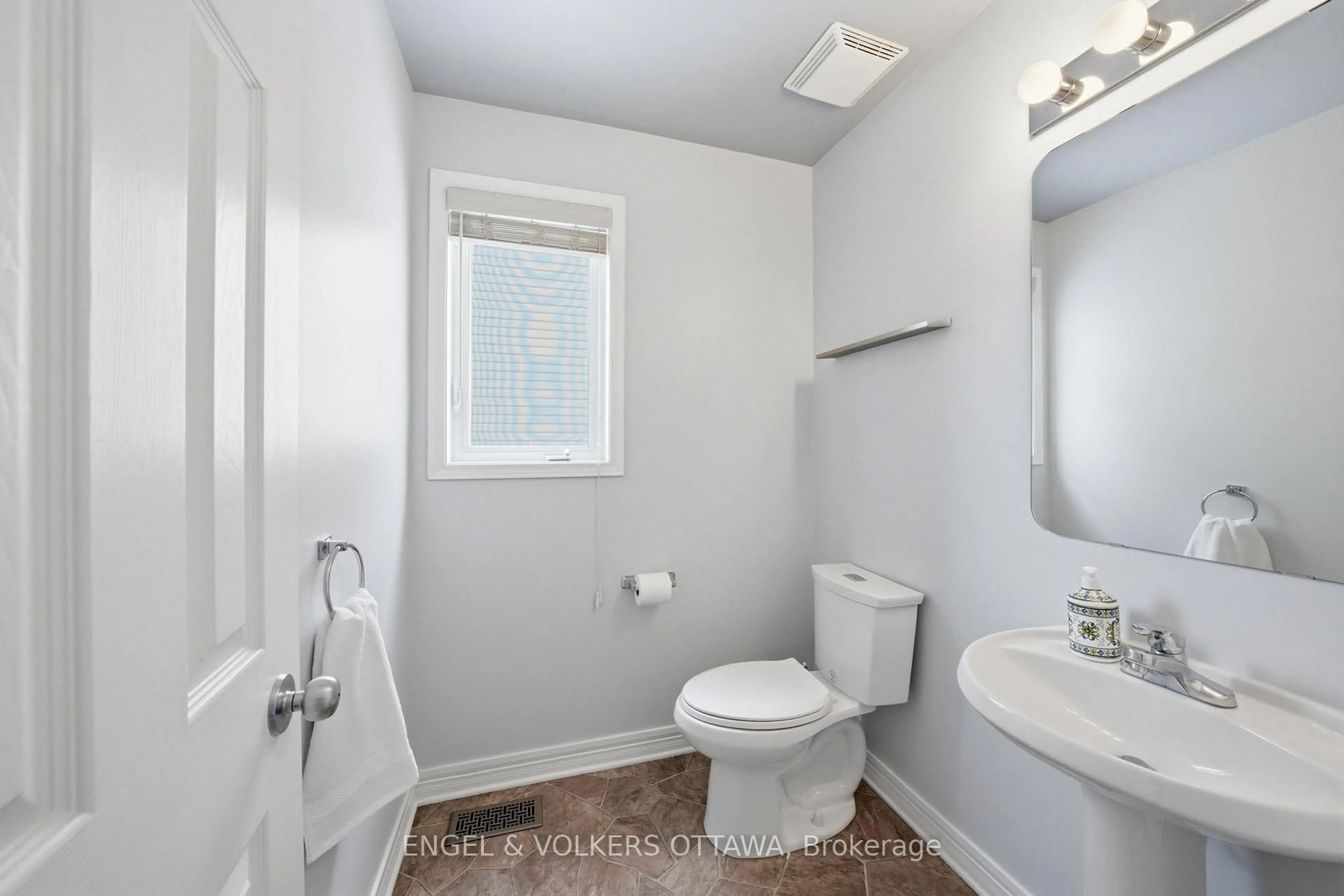 Standard bathroom, ceramic/tile floor for 2190 Liska St, Ottawa Ontario K4A 4J8