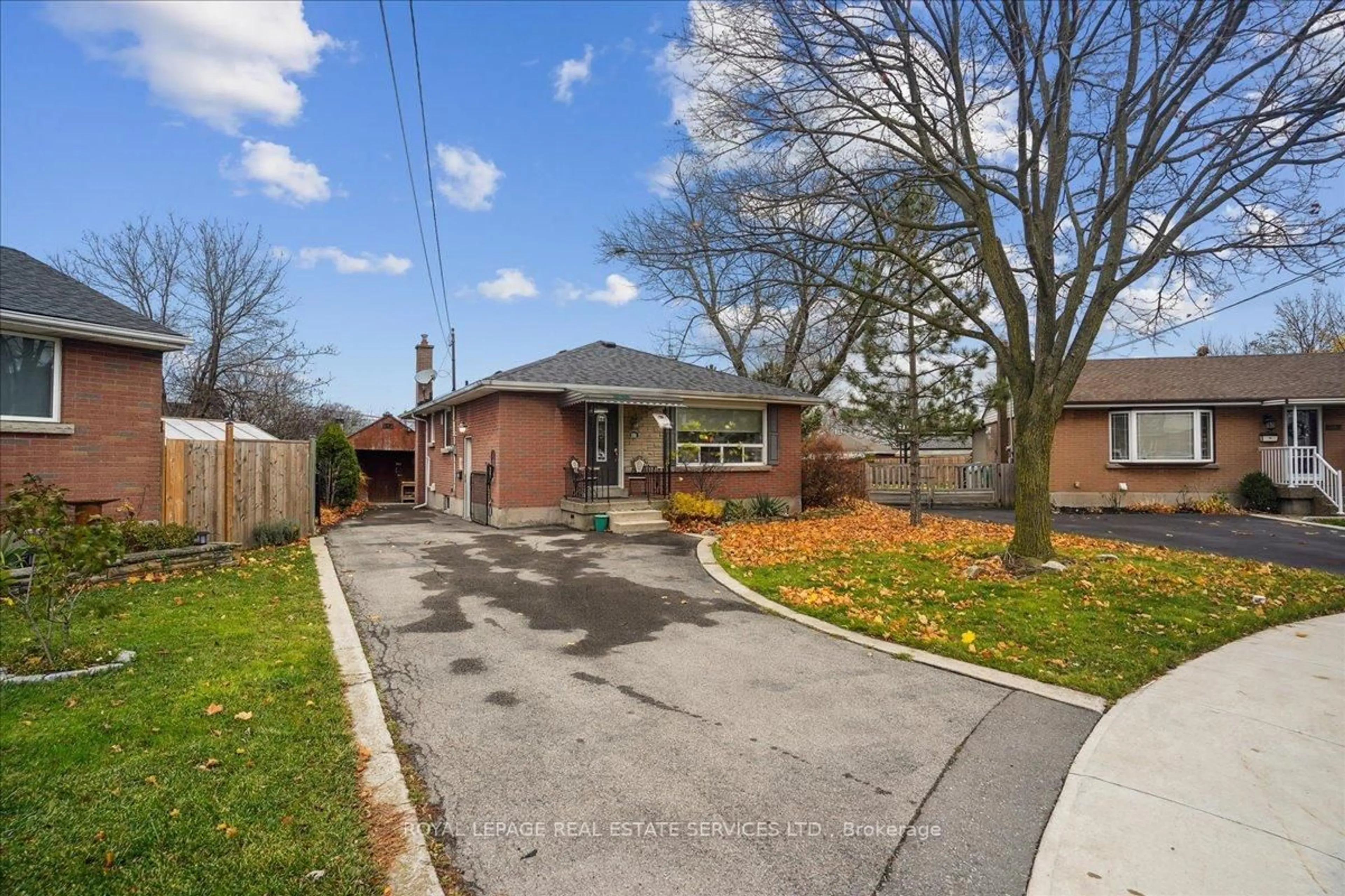 A pic from outside/outdoor area/front of a property/back of a property/a pic from drone, street for 391 East 16th St, Hamilton Ontario L9A 4K4
