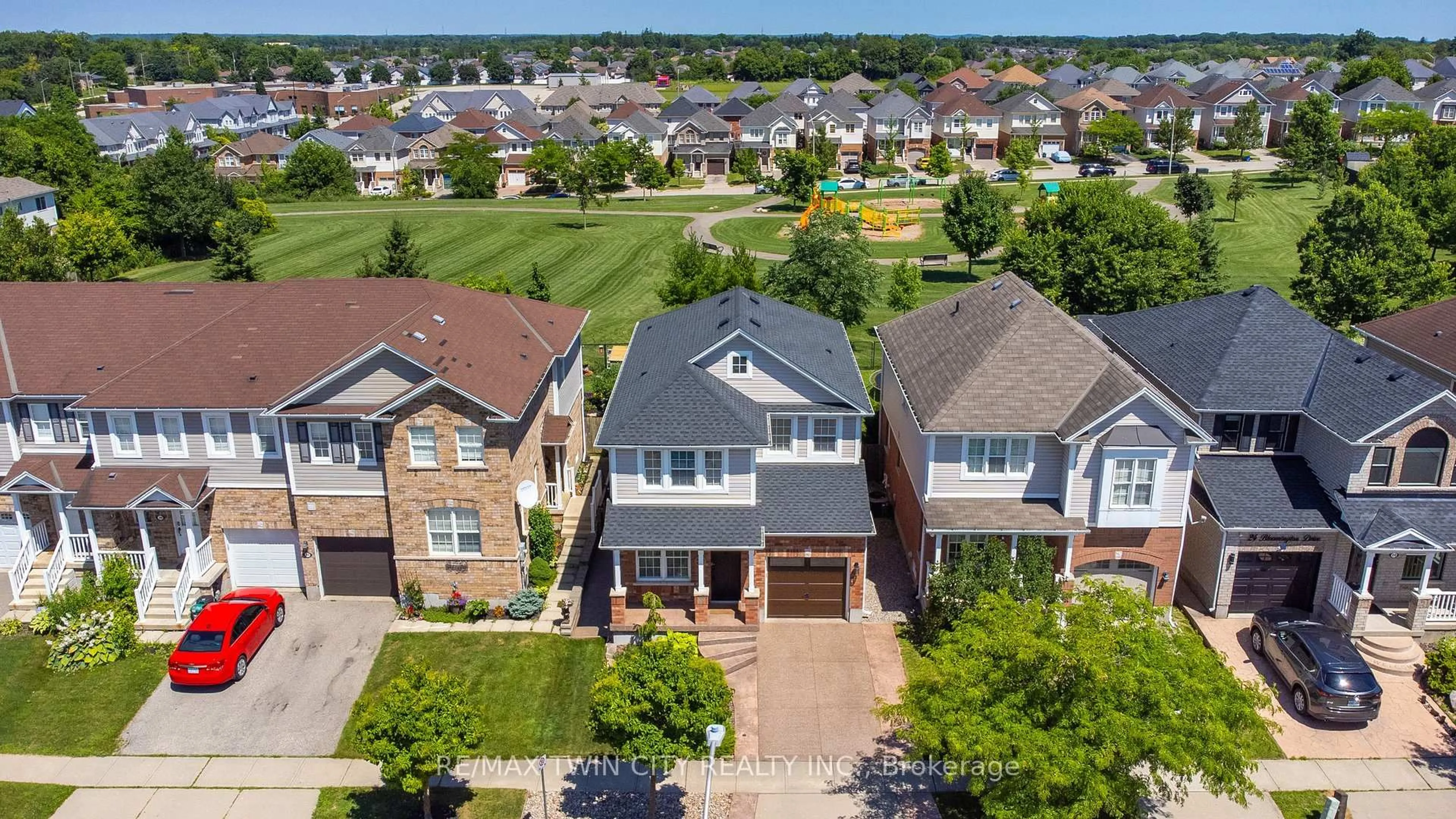 A pic from outside/outdoor area/front of a property/back of a property/a pic from drone, street for 32 Bloomington Dr, Cambridge Ontario N1P 1J4