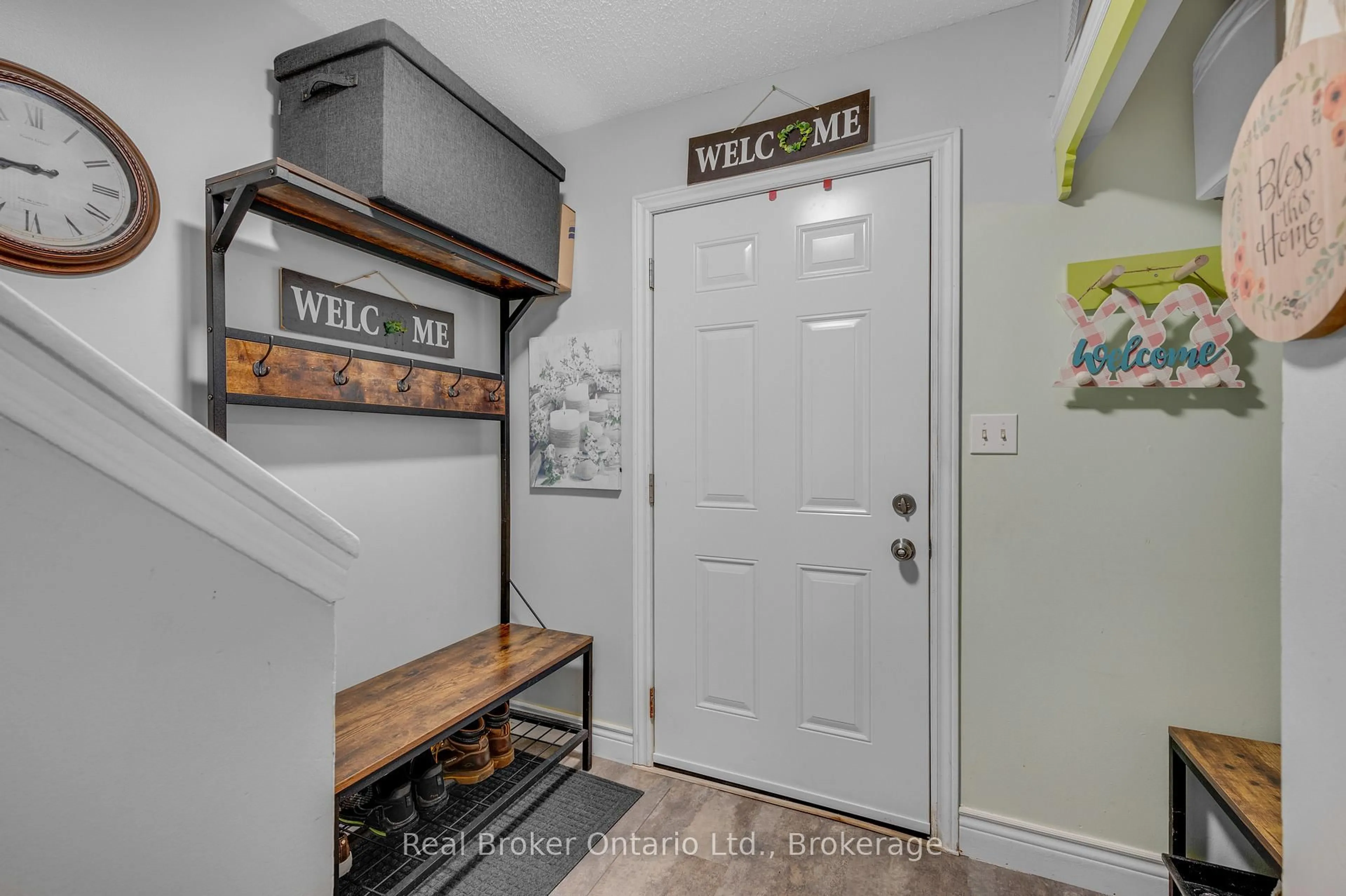 Indoor entryway for 65 Dorchester Blvd #5, St. Catharines Ontario L2M 7S9