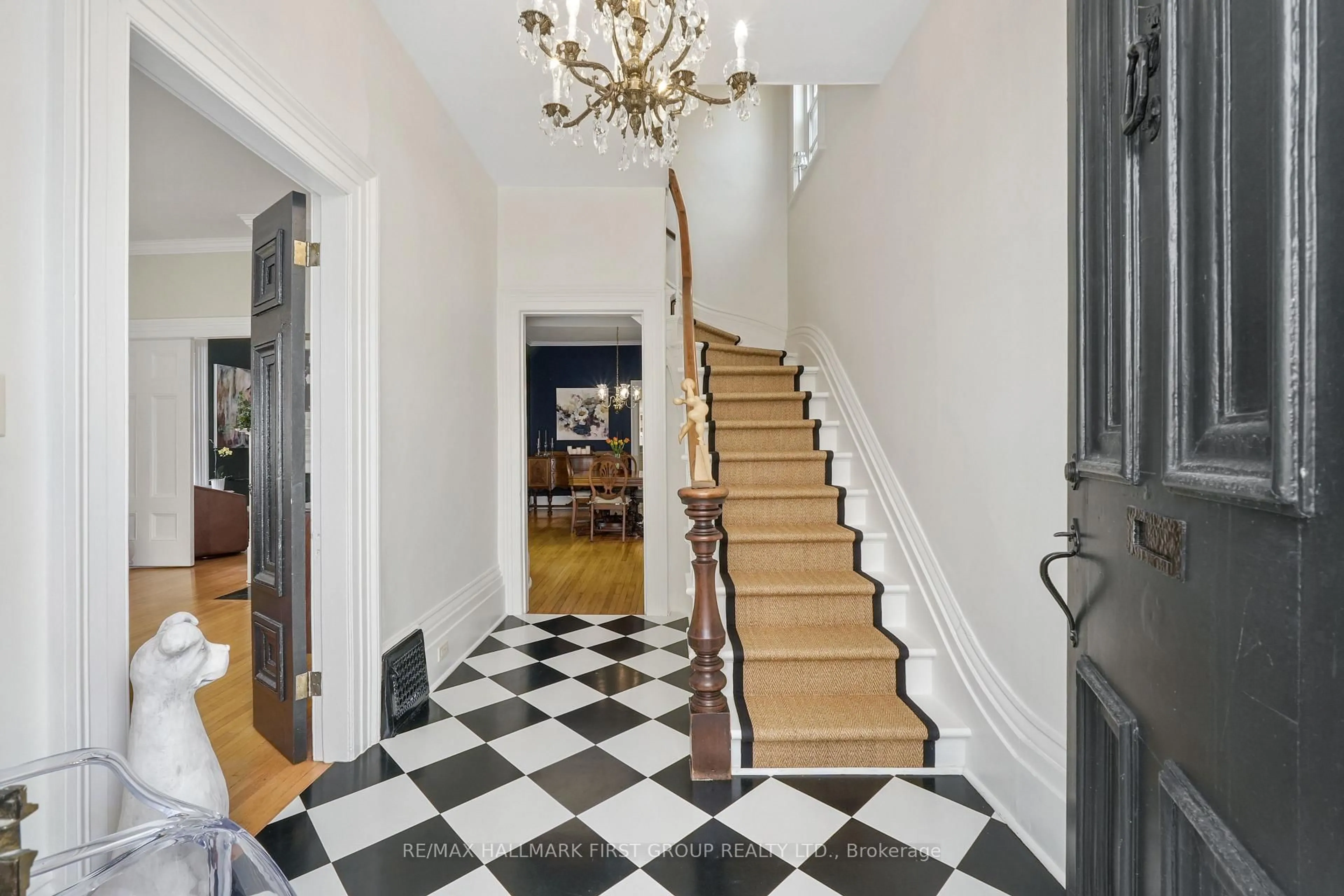 Indoor foyer for 177 King St, Cobourg Ontario K9A 2M8