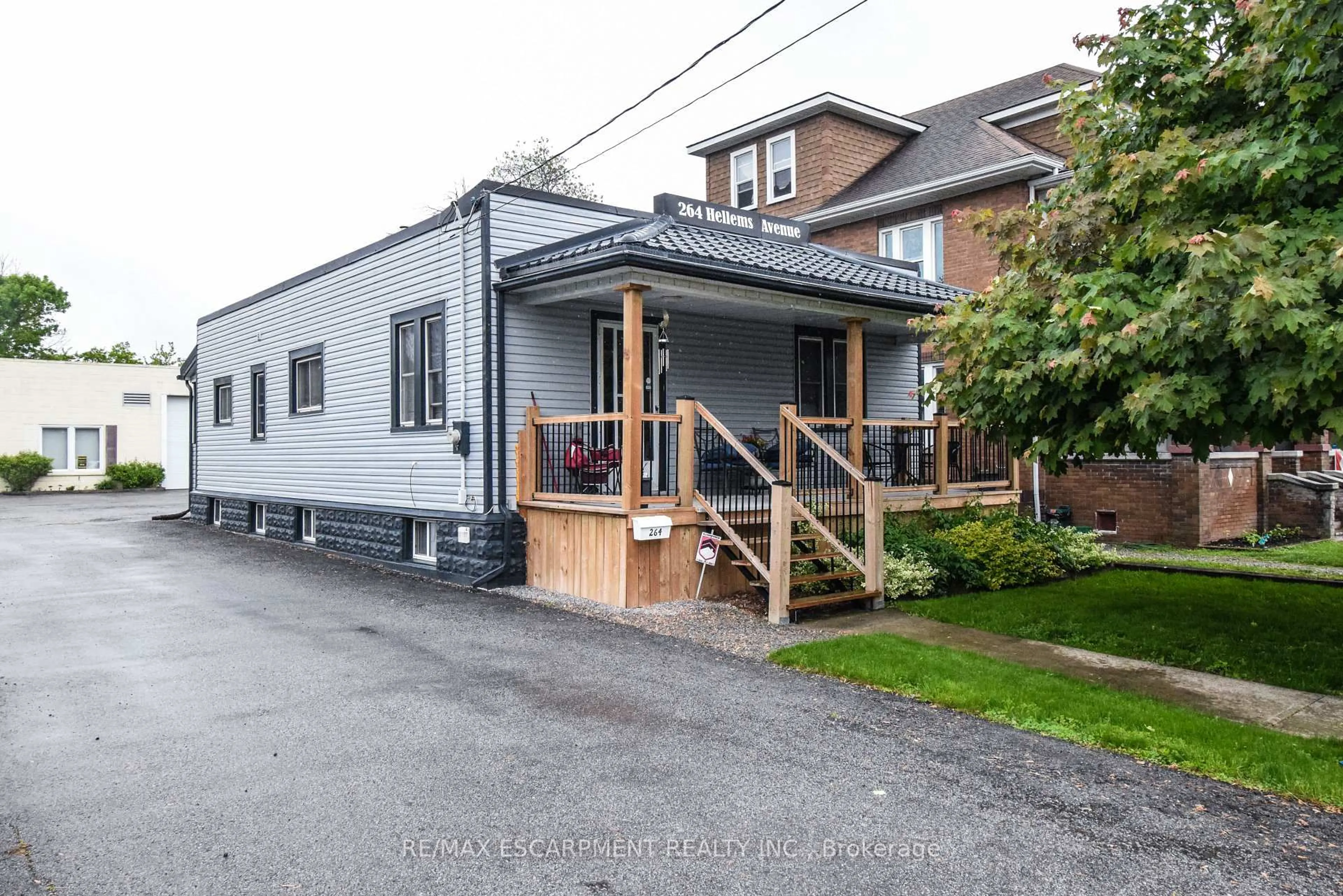 Patio, street for 264 Hellems Ave, Welland Ontario L3B 3B7