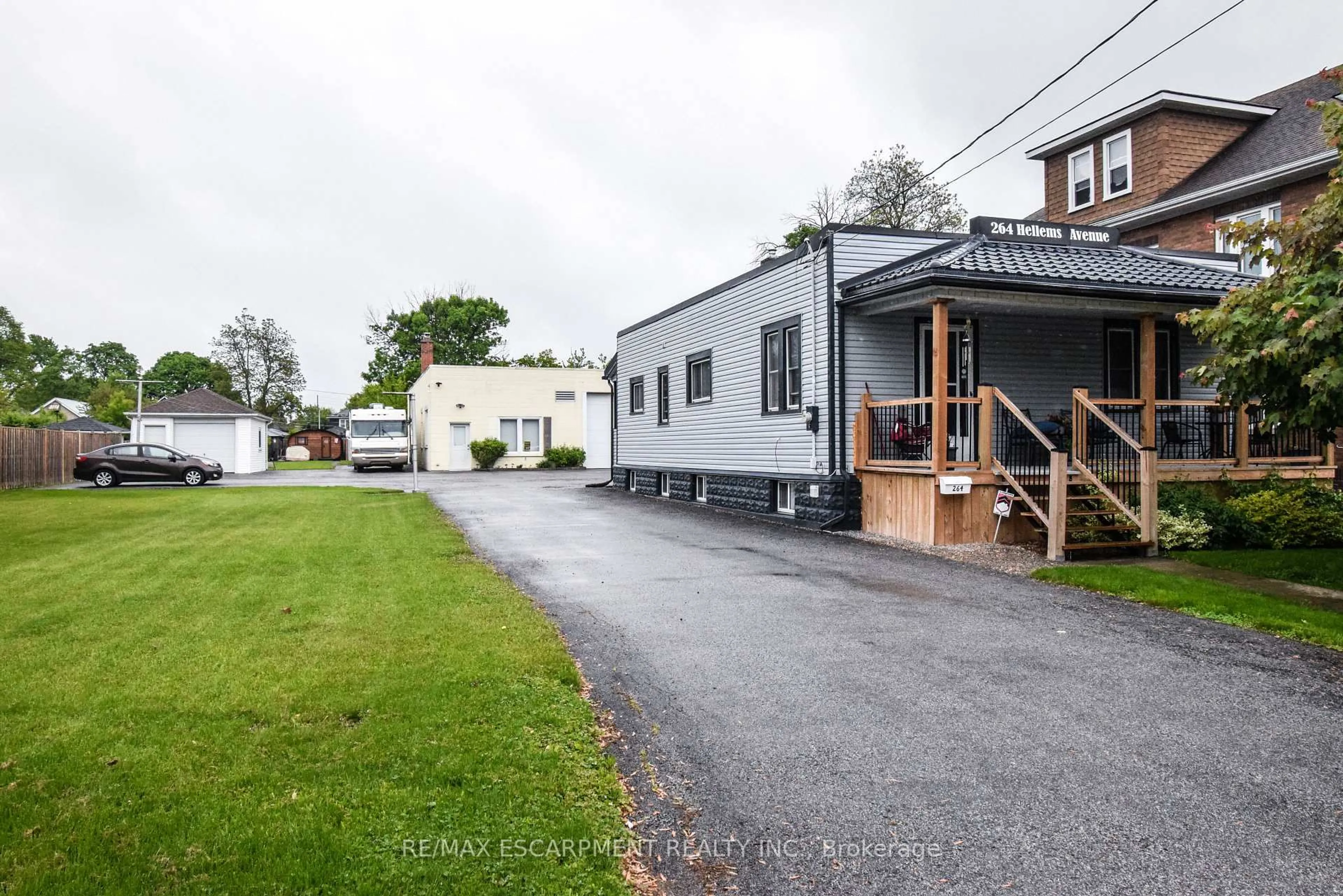 A pic from outside/outdoor area/front of a property/back of a property/a pic from drone, street for 264 Hellems Ave, Welland Ontario L3B 3B7