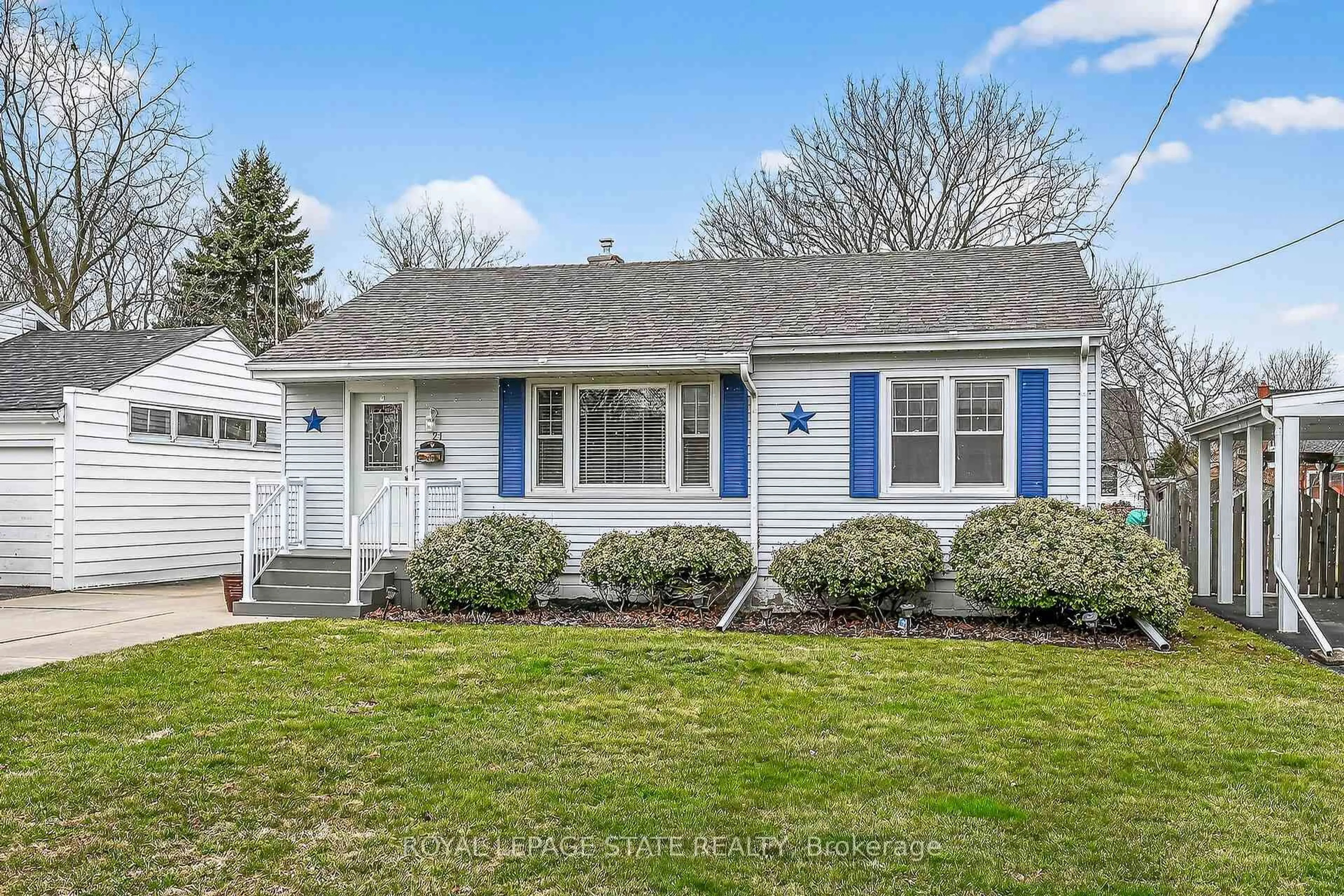 Home with vinyl exterior material, street for 21 Lakeview Ave, Grimsby Ontario L3M 3L9