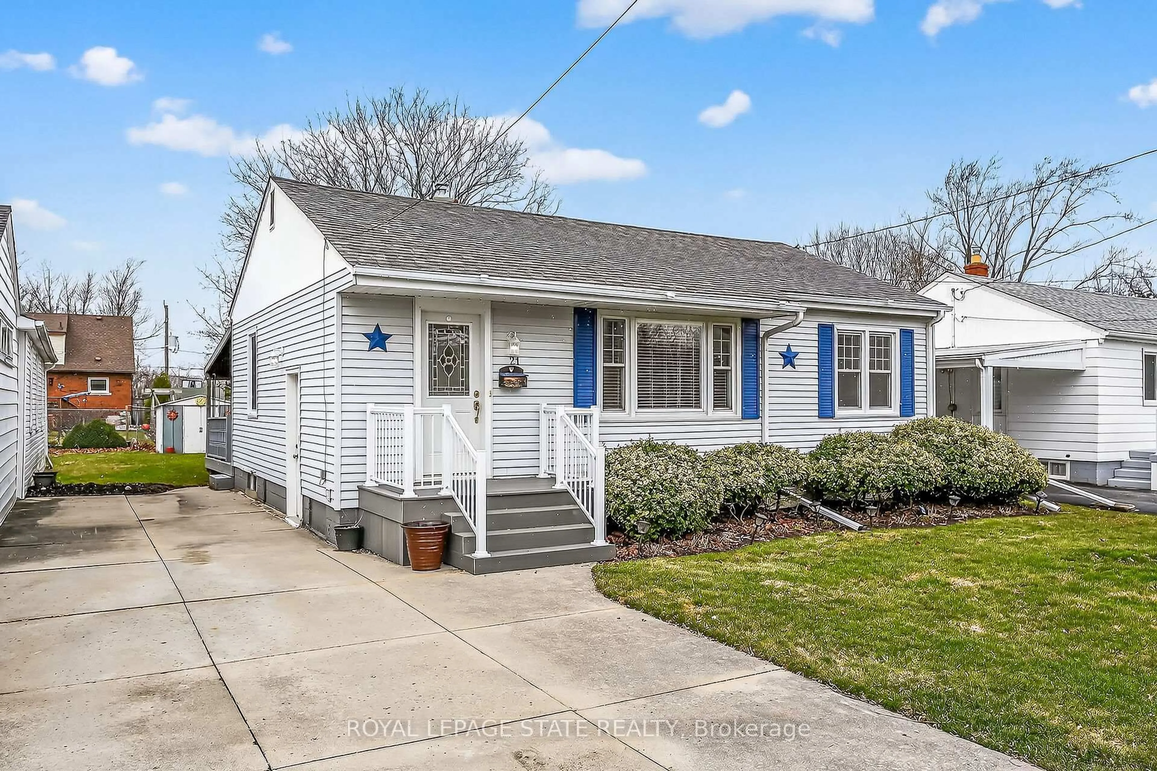 Home with vinyl exterior material, street for 21 Lakeview Ave, Grimsby Ontario L3M 3L9