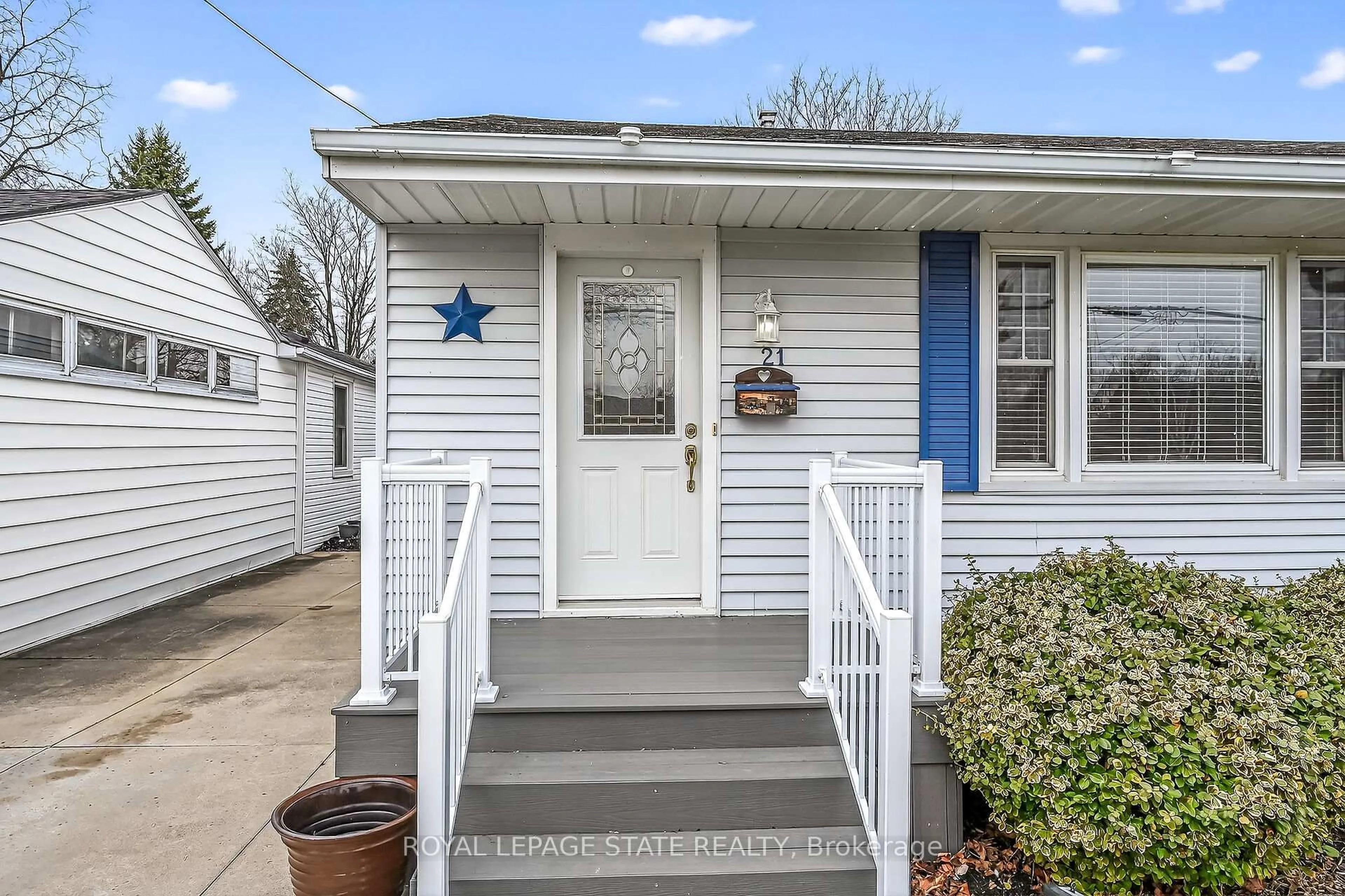 Home with vinyl exterior material, street for 21 Lakeview Ave, Grimsby Ontario L3M 3L9