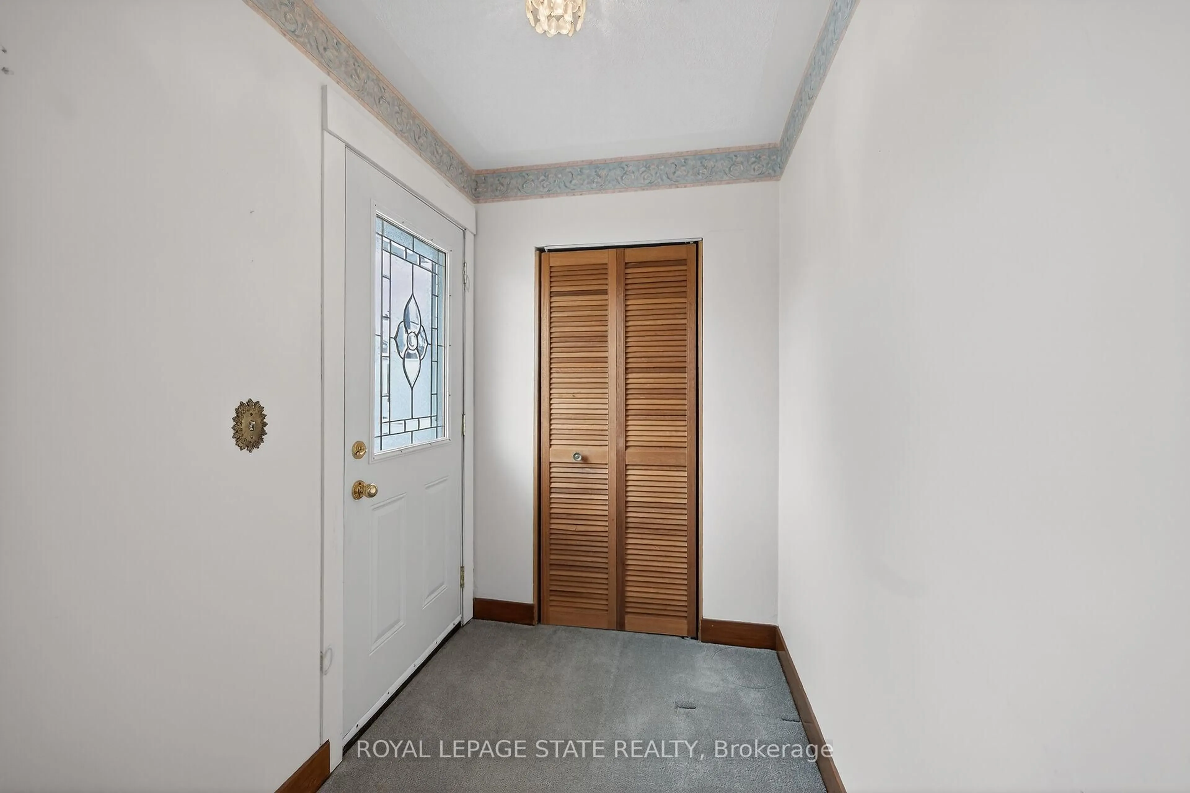 Indoor entryway for 21 Lakeview Ave, Grimsby Ontario L3M 3L9