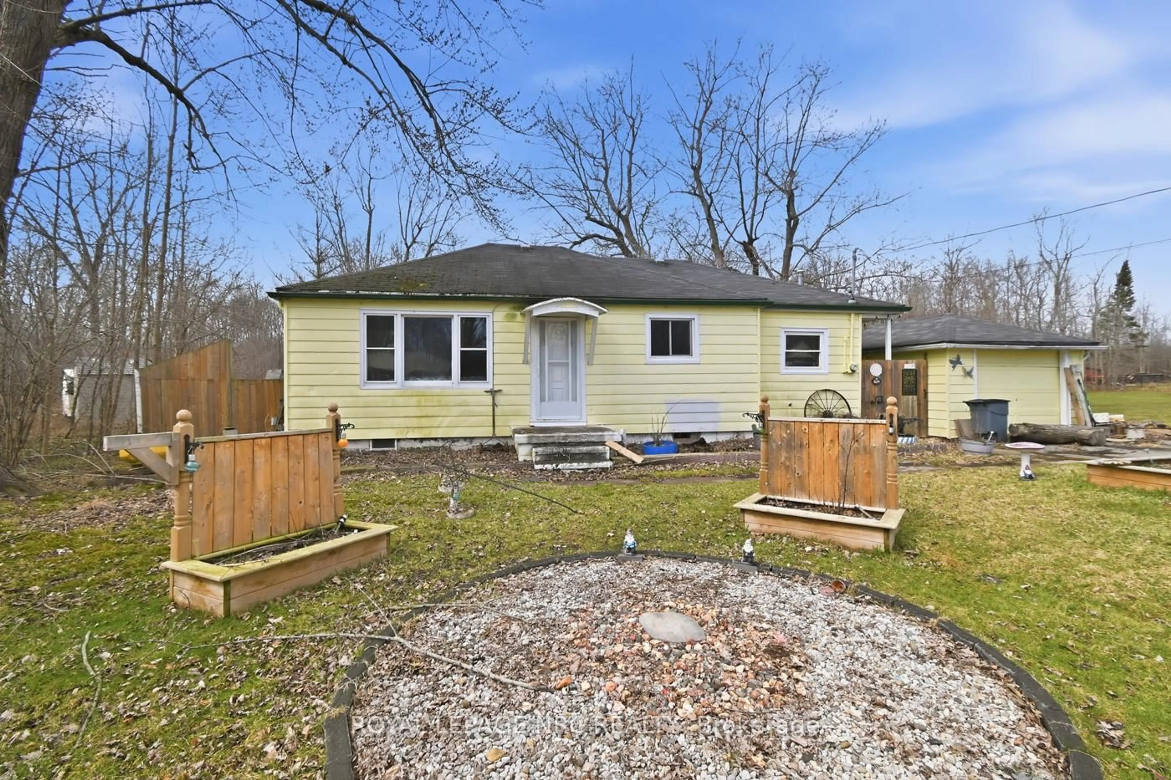 A pic from outside/outdoor area/front of a property/back of a property/a pic from drone, street for 529 Rosehill Rd, Fort Erie Ontario L2A 5M4