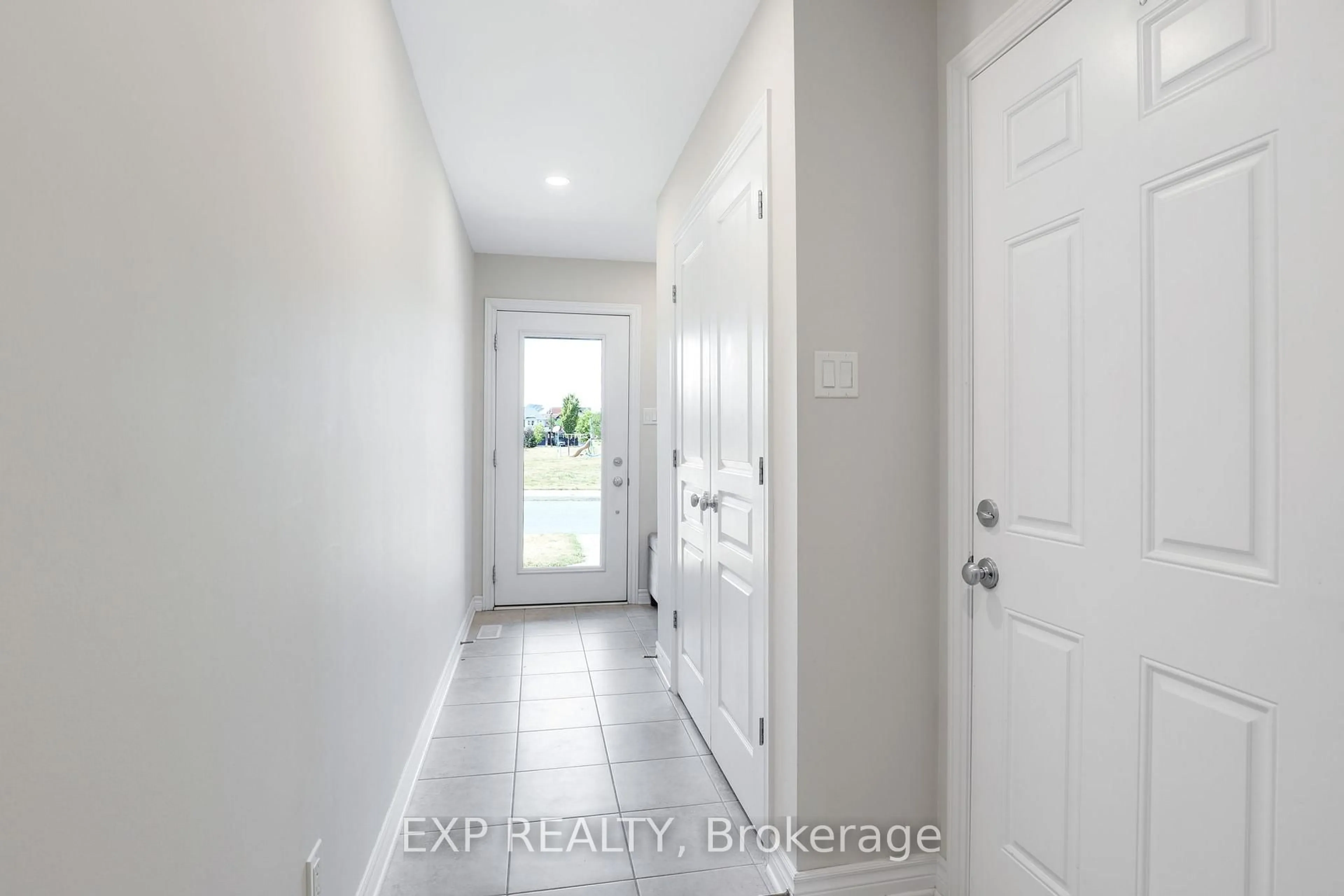 Indoor entryway for 311 Twinflower Way, Ottawa Ontario K2J 5B2