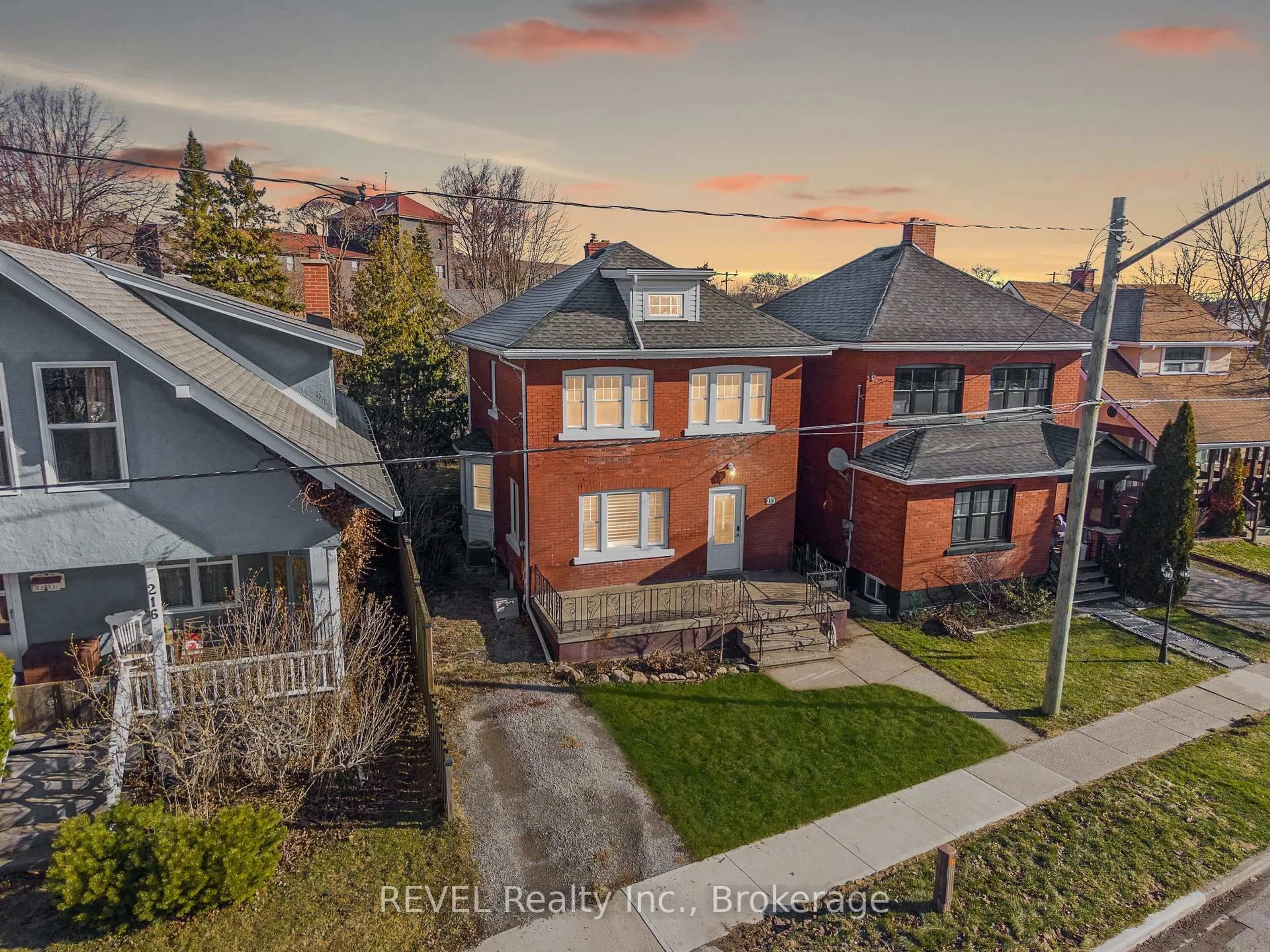 A pic from outside/outdoor area/front of a property/back of a property/a pic from drone, street for 212 MAPLE Ave, Welland Ontario L3C 5G5