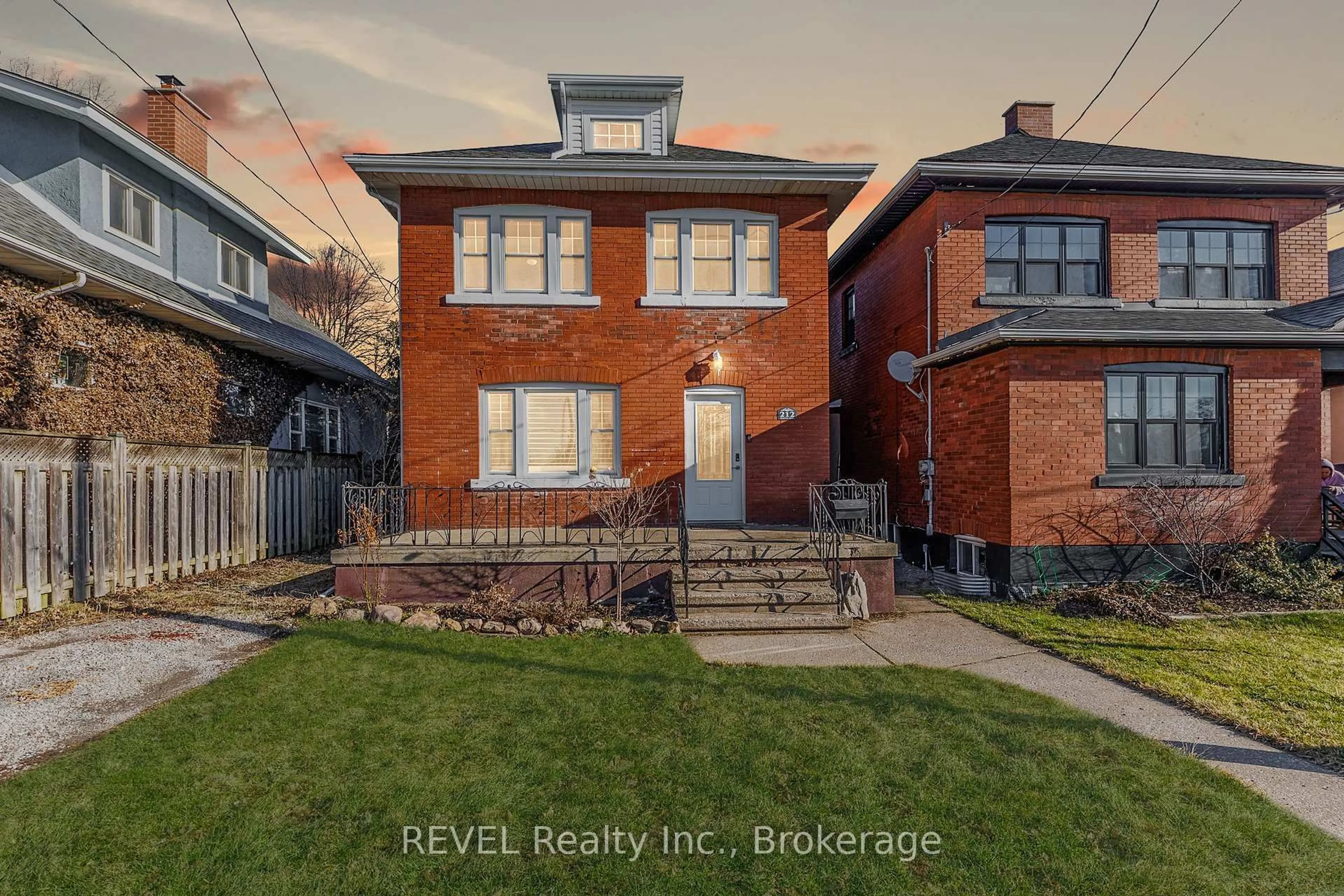 Home with brick exterior material, street for 212 MAPLE Ave, Welland Ontario L3C 5G5