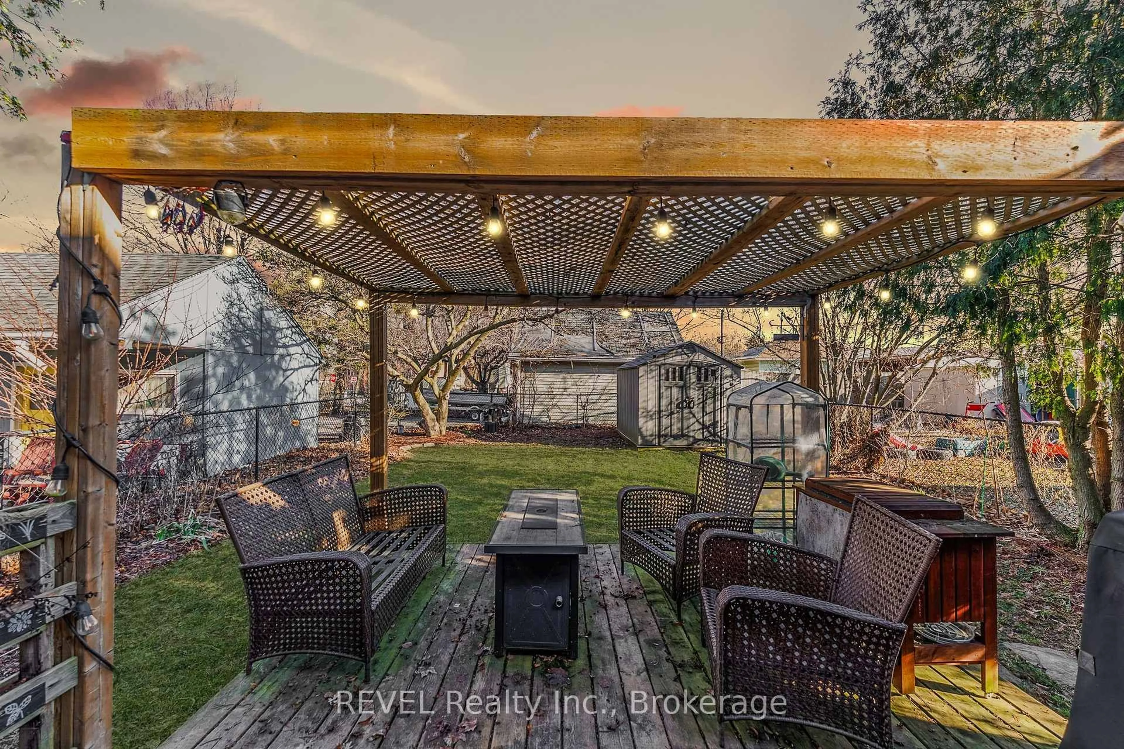 Patio, street for 212 MAPLE Ave, Welland Ontario L3C 5G5