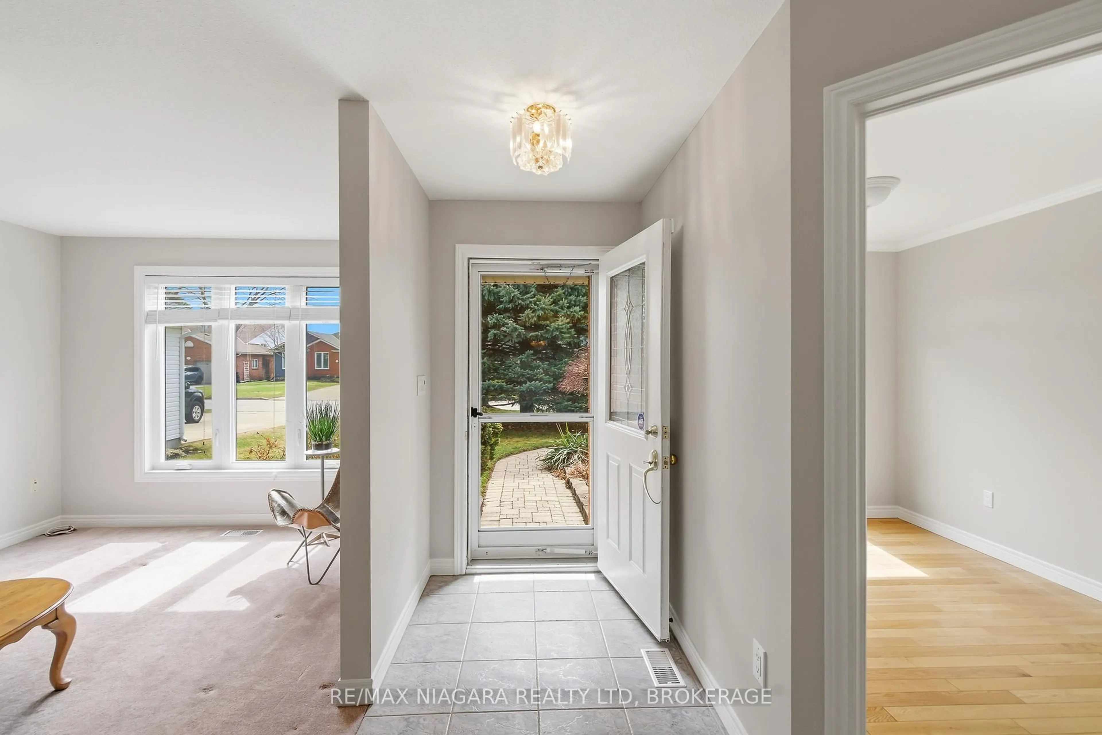 Indoor entryway for 7865 Bishop Ave, Niagara Falls Ontario L2H 3C6