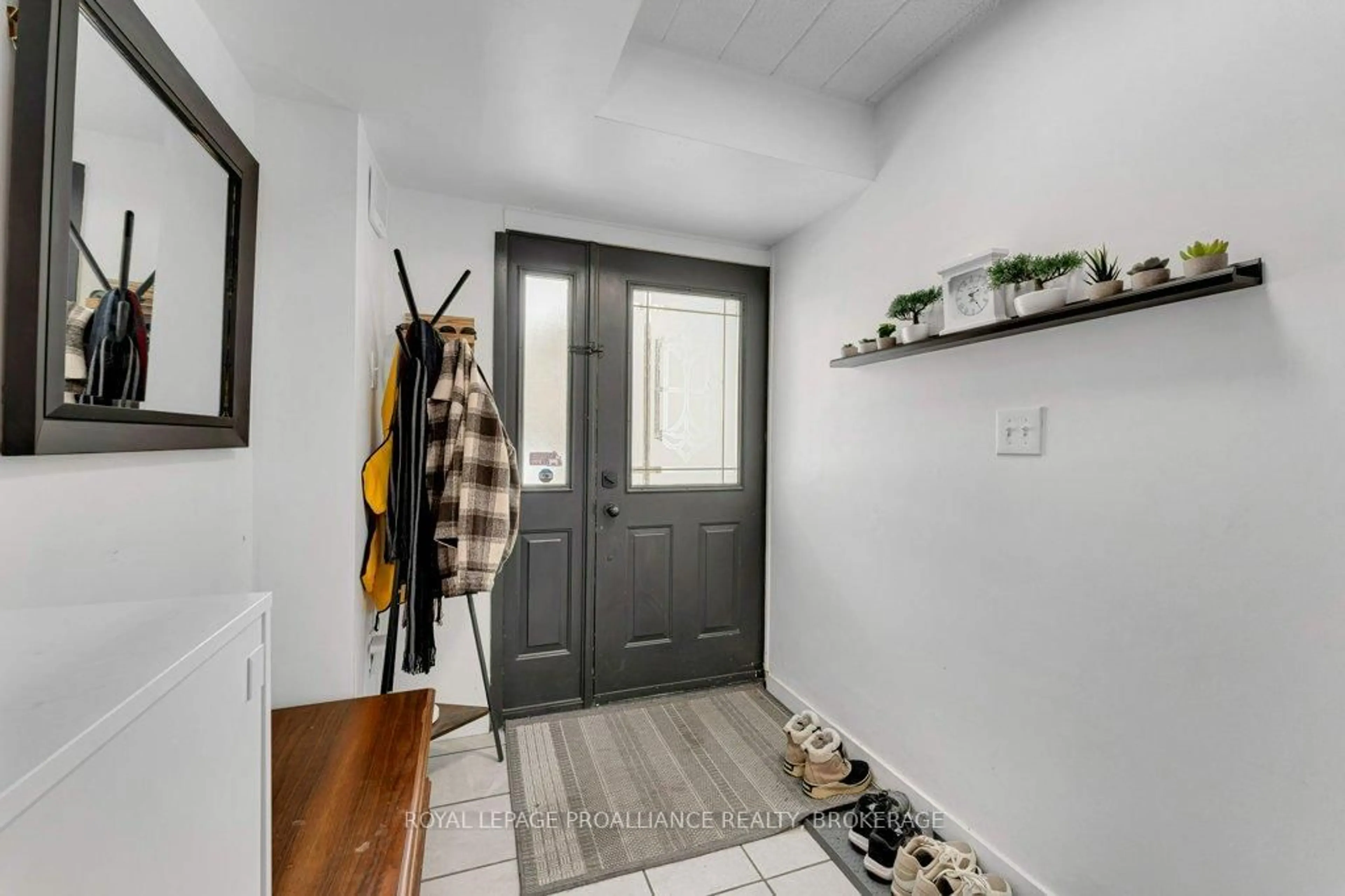 Indoor entryway for 4427 Bath Rd #1, Loyalist Ontario K7N 1A1