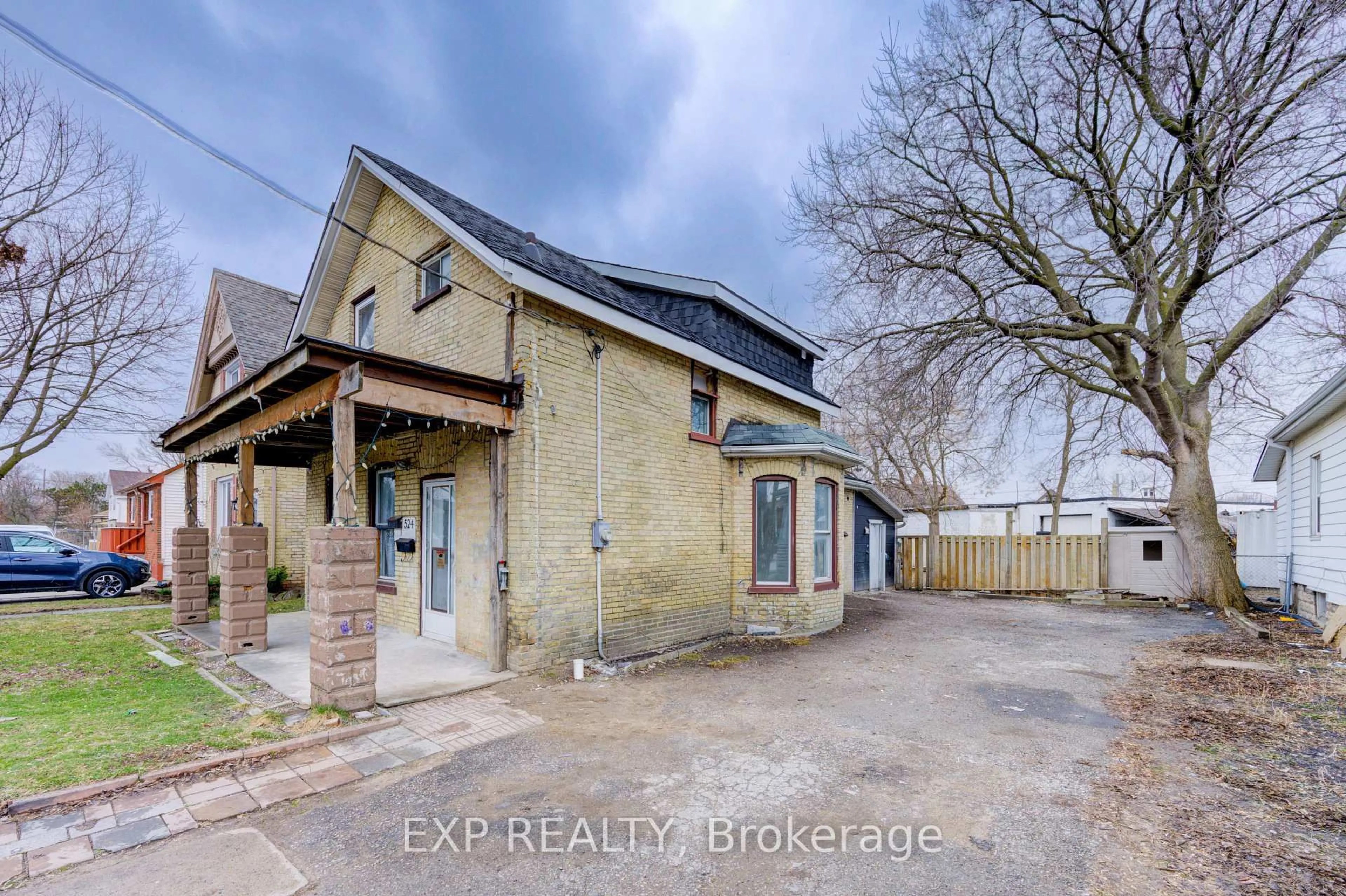 A pic from outside/outdoor area/front of a property/back of a property/a pic from drone, street for 524 Simcoe St, London East Ontario N6B 1K4