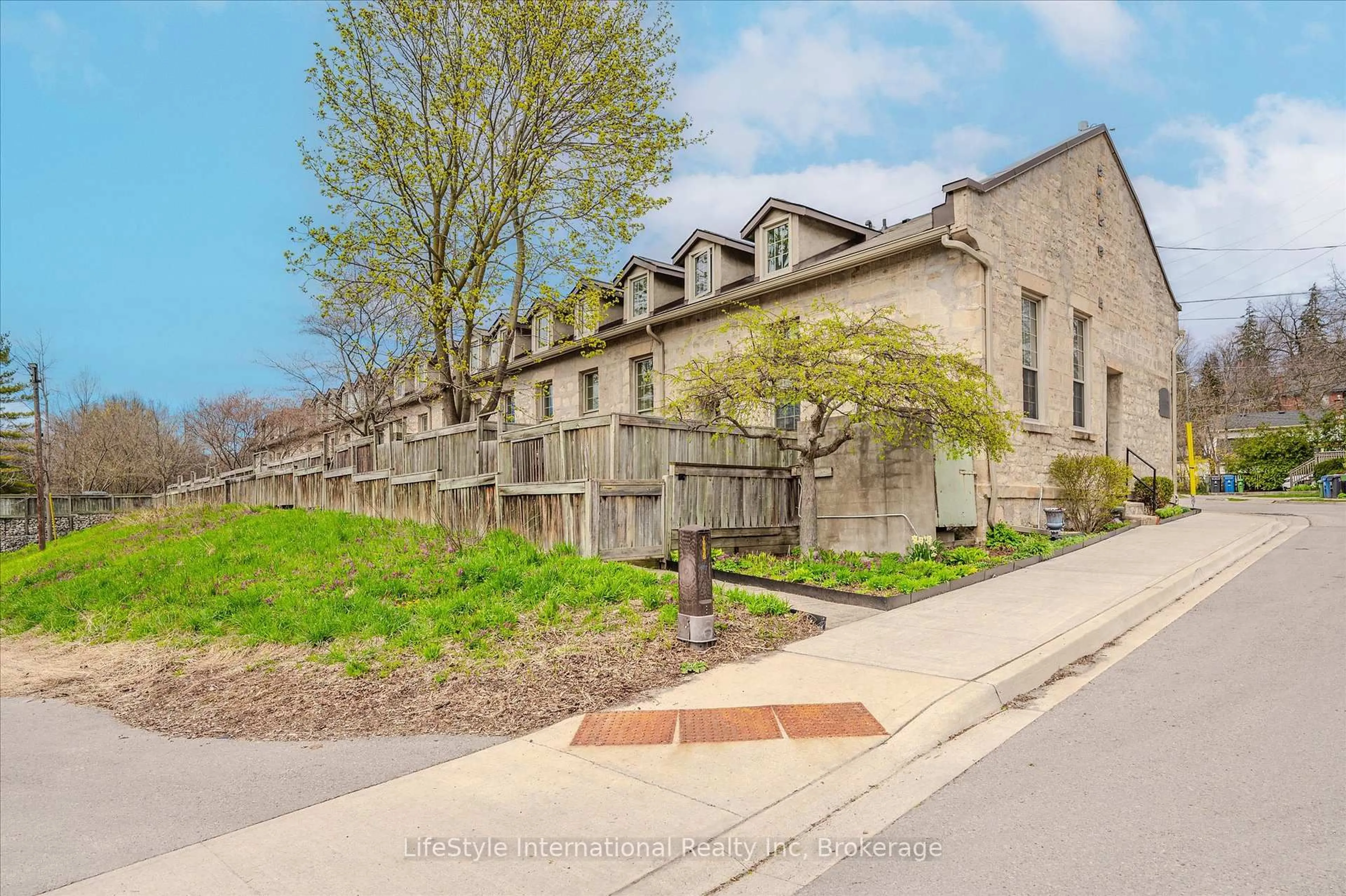 Unknown for 196 Arthur St #6, Guelph Ontario N1E 4V8