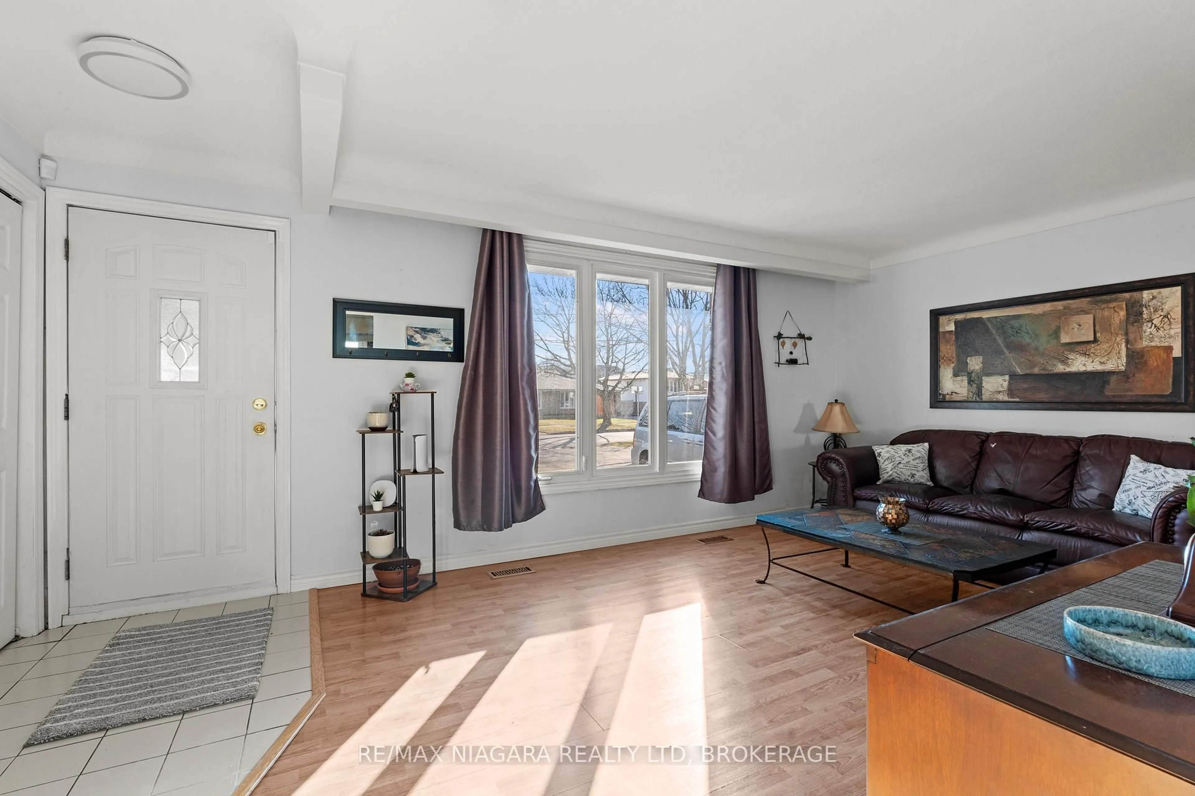 Living room with furniture, unknown for 45 Sherman Dr, St. Catharines Ontario L2N 2K9