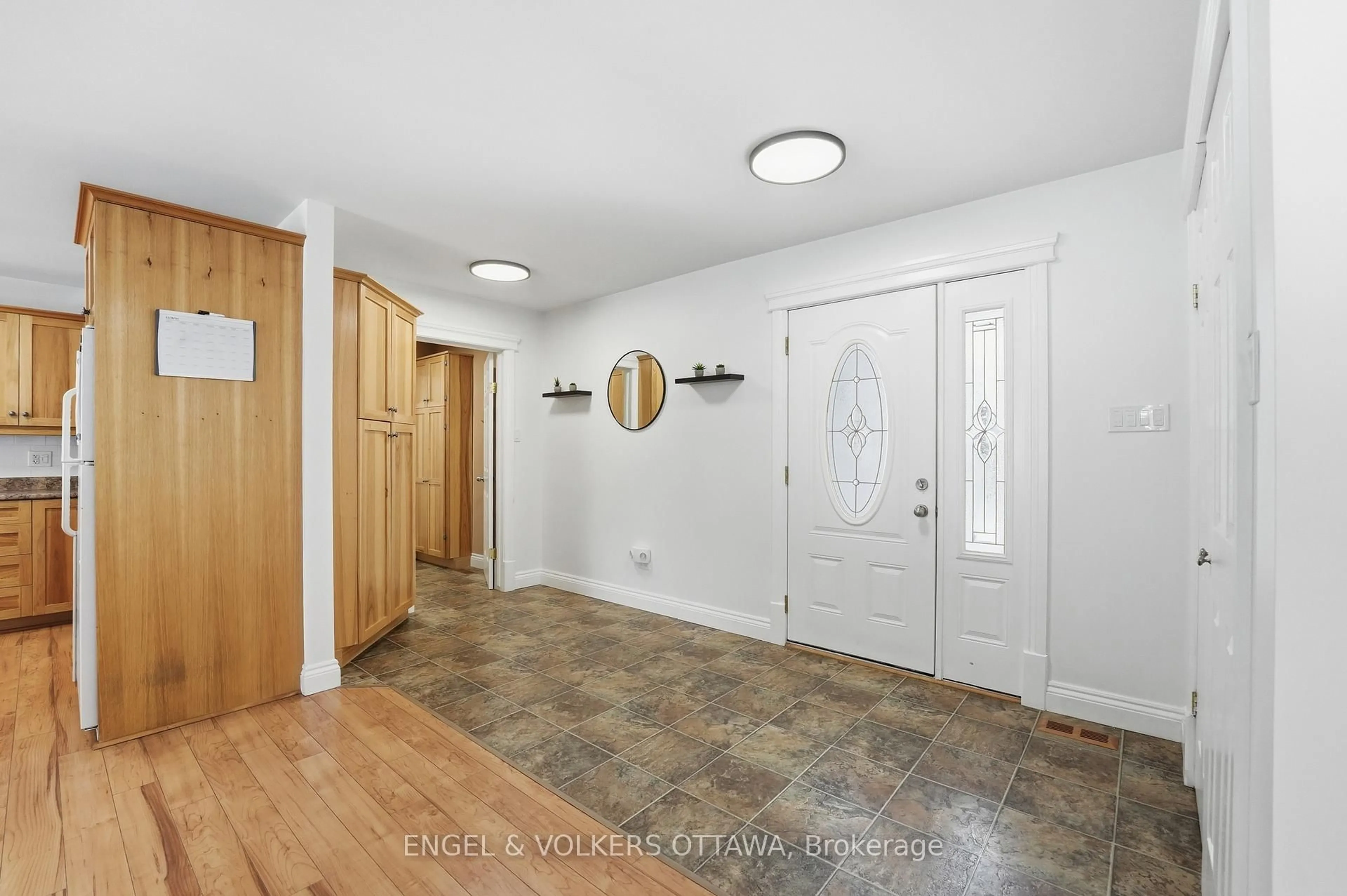 Indoor entryway for 27 Ivy Ave, Renfrew Ontario K7V 4C9